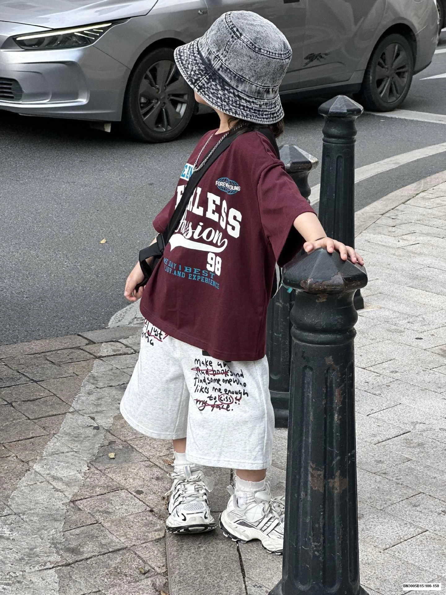 SET COTTON IN CHỮ ÁO NÂU ĐỎ QUẦN XÁM