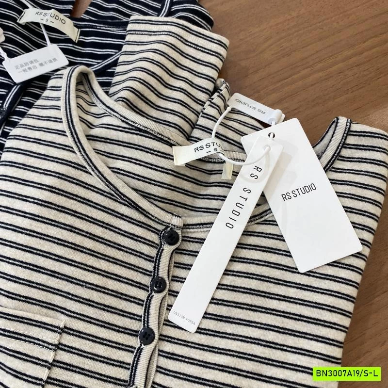 ÁO NỈ KẺ NGANG CÚC CỔ RSSTUDIO