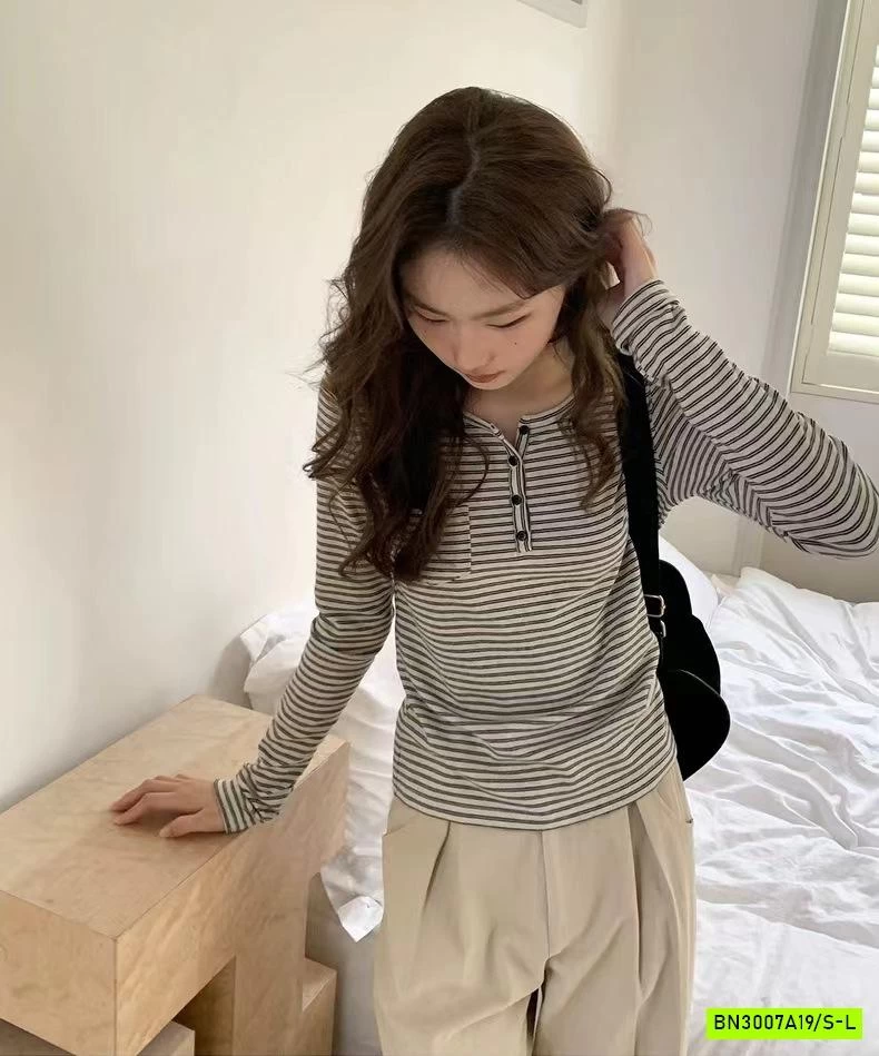 ÁO NỈ KẺ NGANG CÚC CỔ RSSTUDIO