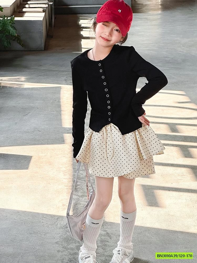 ÁO THUN ĐEN MIX QUẦN VÁY CHẤM BI