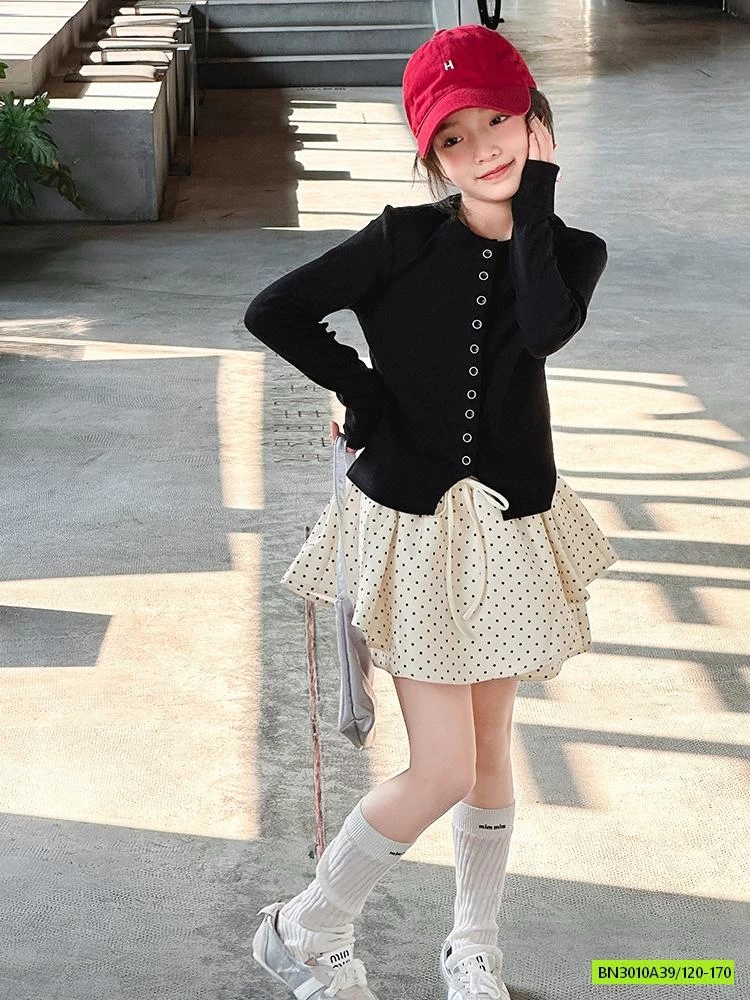 ÁO THUN ĐEN MIX QUẦN VÁY CHẤM BI