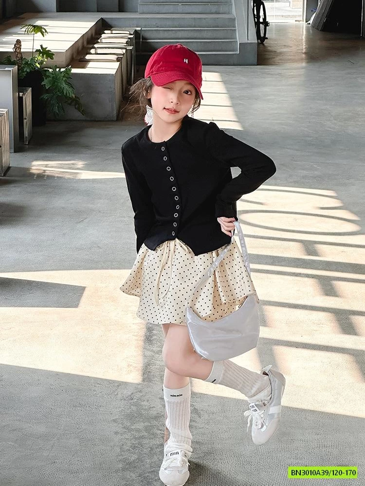 ÁO THUN ĐEN MIX QUẦN VÁY CHẤM BI