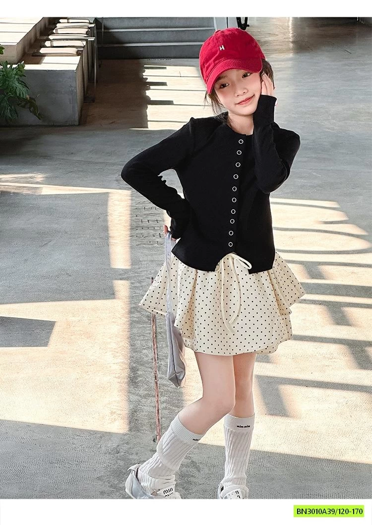 ÁO THUN ĐEN MIX QUẦN VÁY CHẤM BI