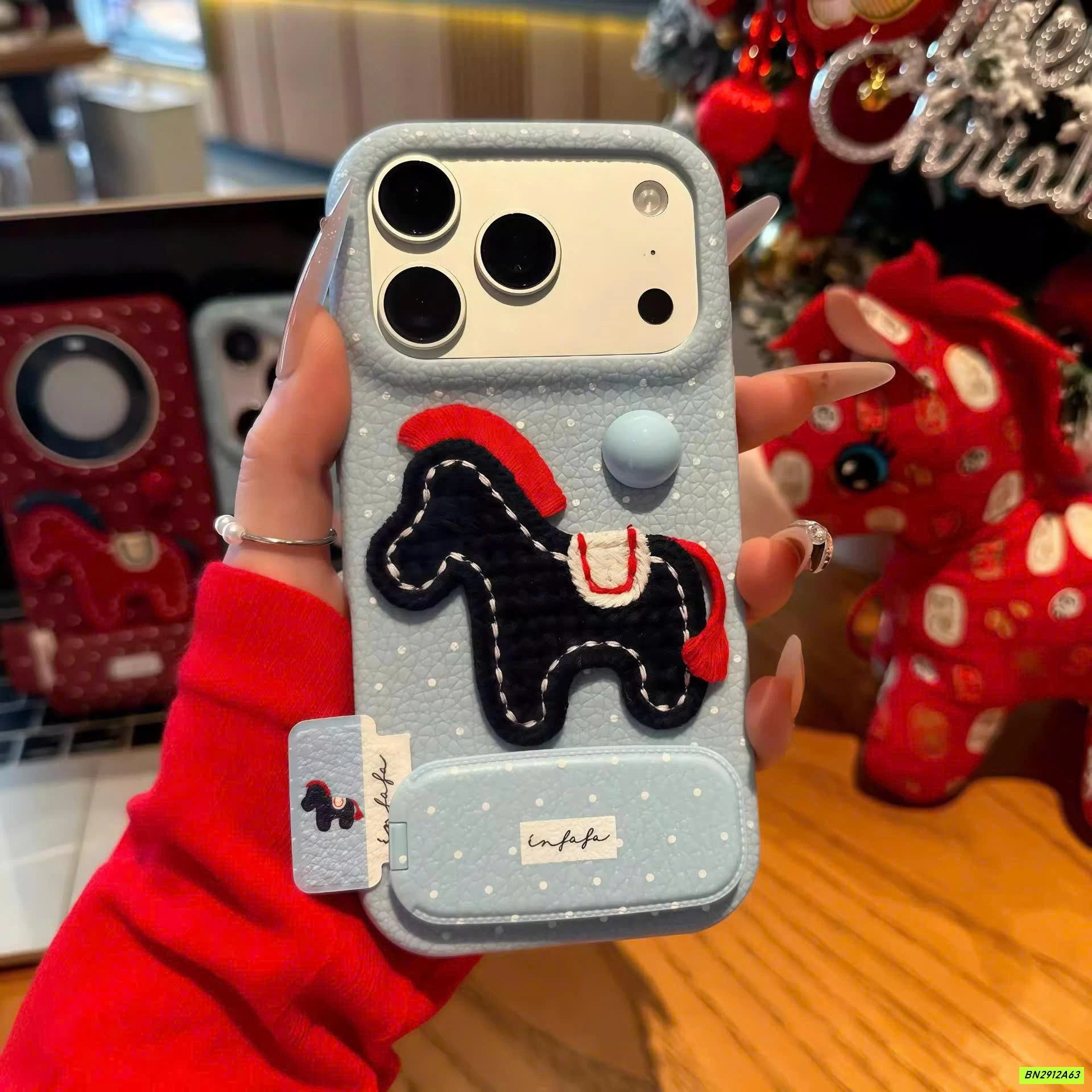 ỐP NGỰA CHẤM BI