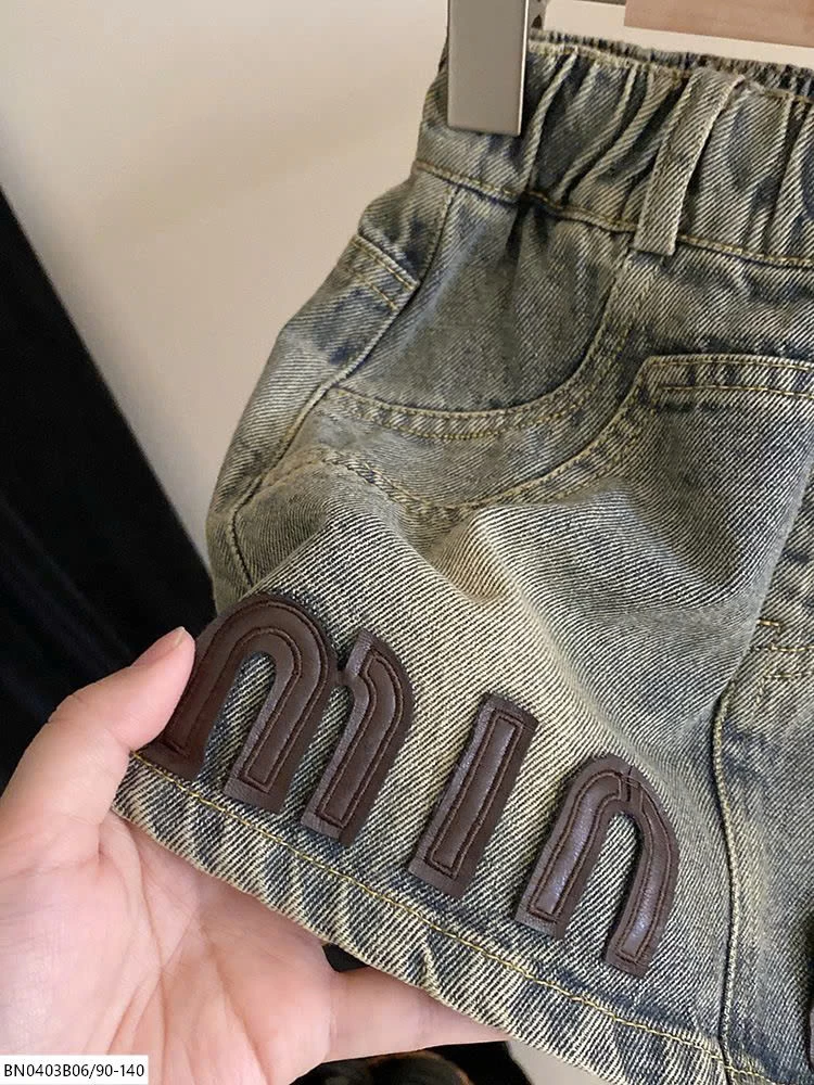 SÉT CHÂN JEAN MIN MIX ÁO THUN NÂU