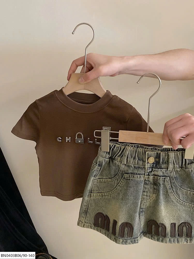 SÉT CHÂN JEAN MIN MIX ÁO THUN NÂU