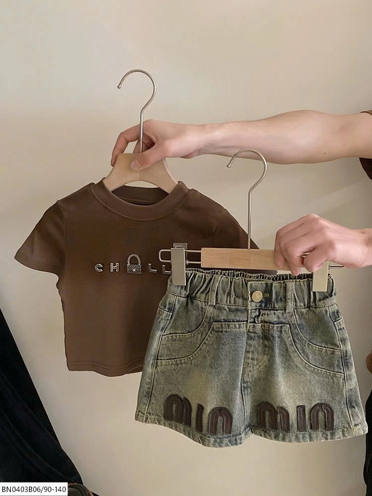 SÉT CHÂN JEAN MIN MIX ÁO THUN NÂU