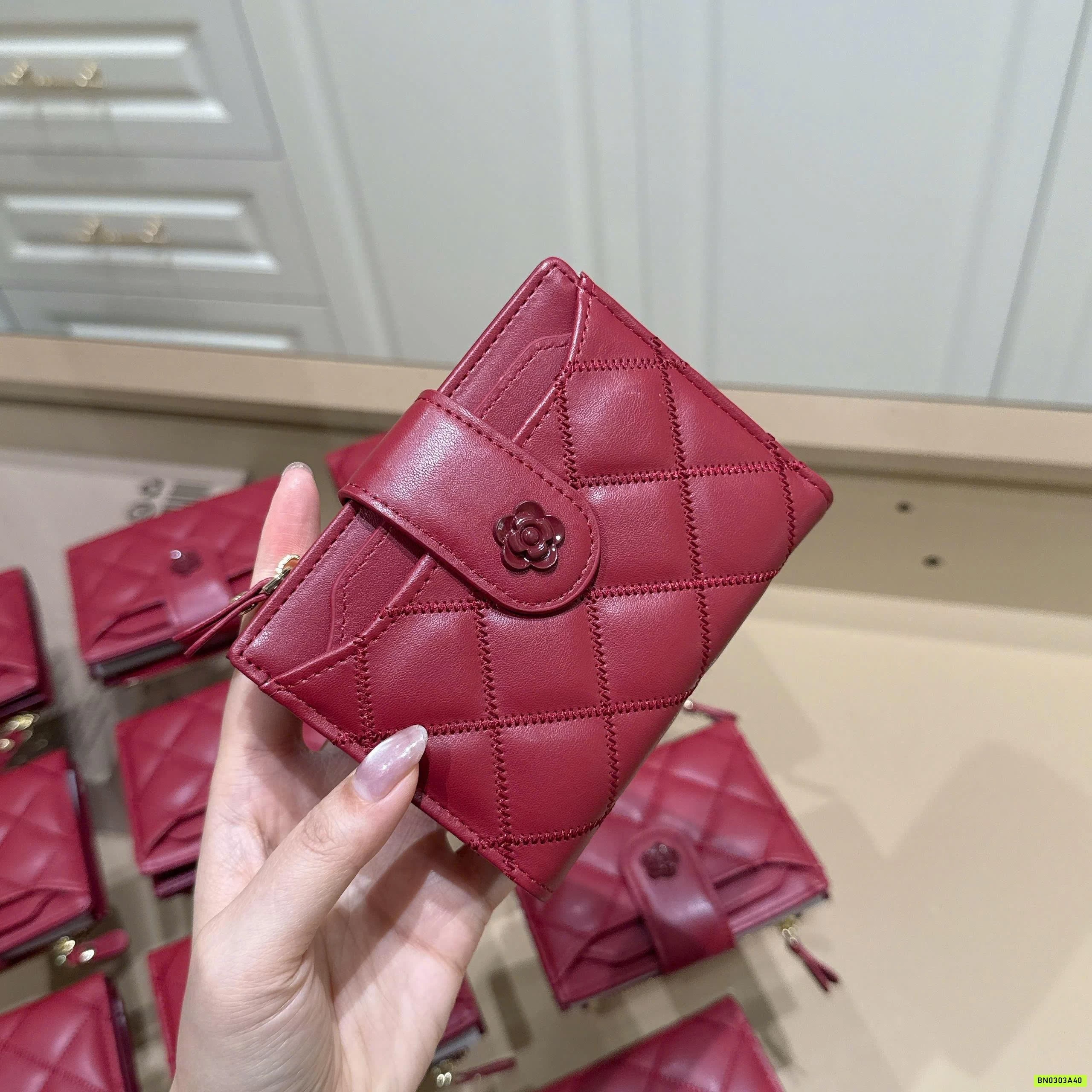 VÍ CẦM TAY HOA TRÀ TRÁM ĐỎ