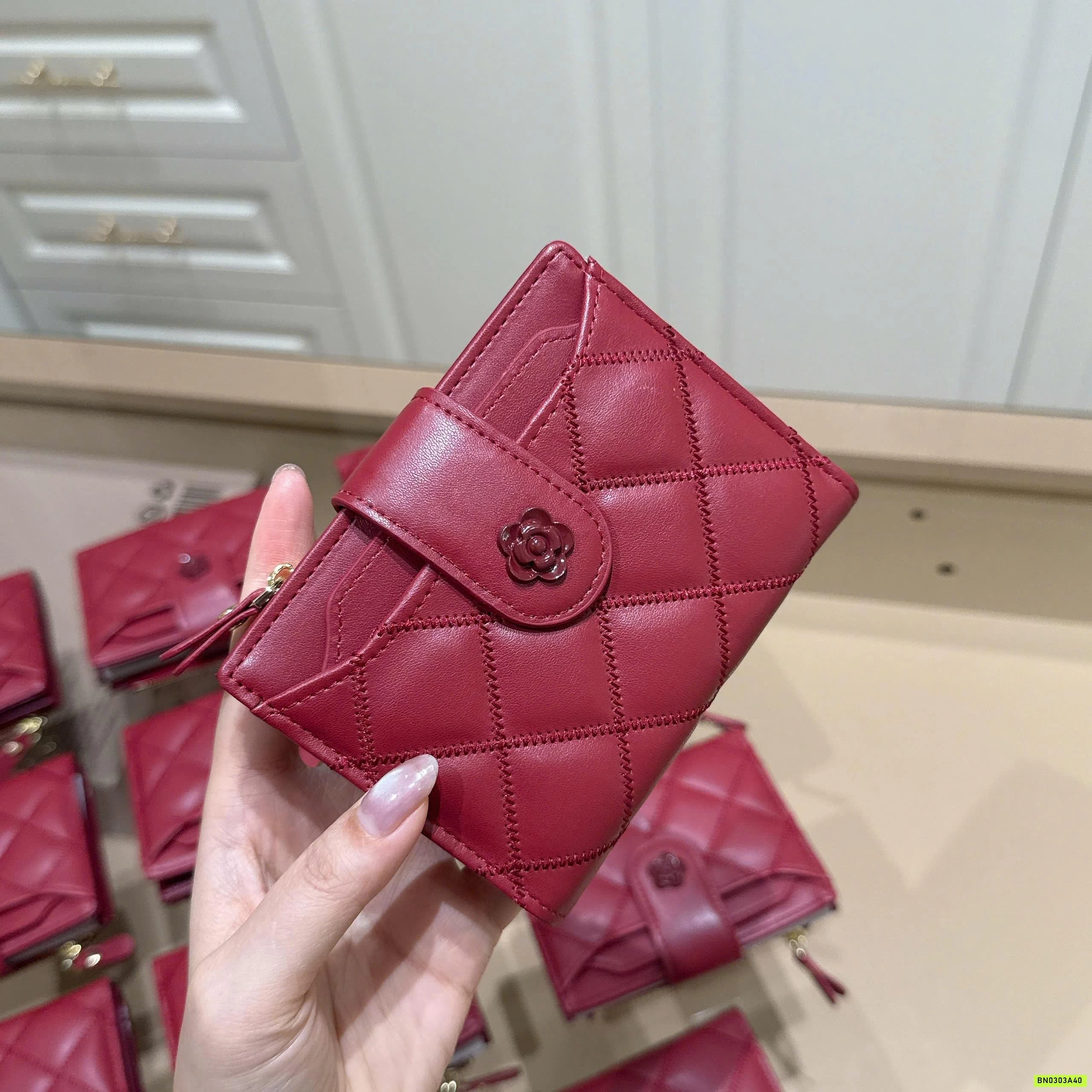 VÍ CẦM TAY HOA TRÀ TRÁM ĐỎ