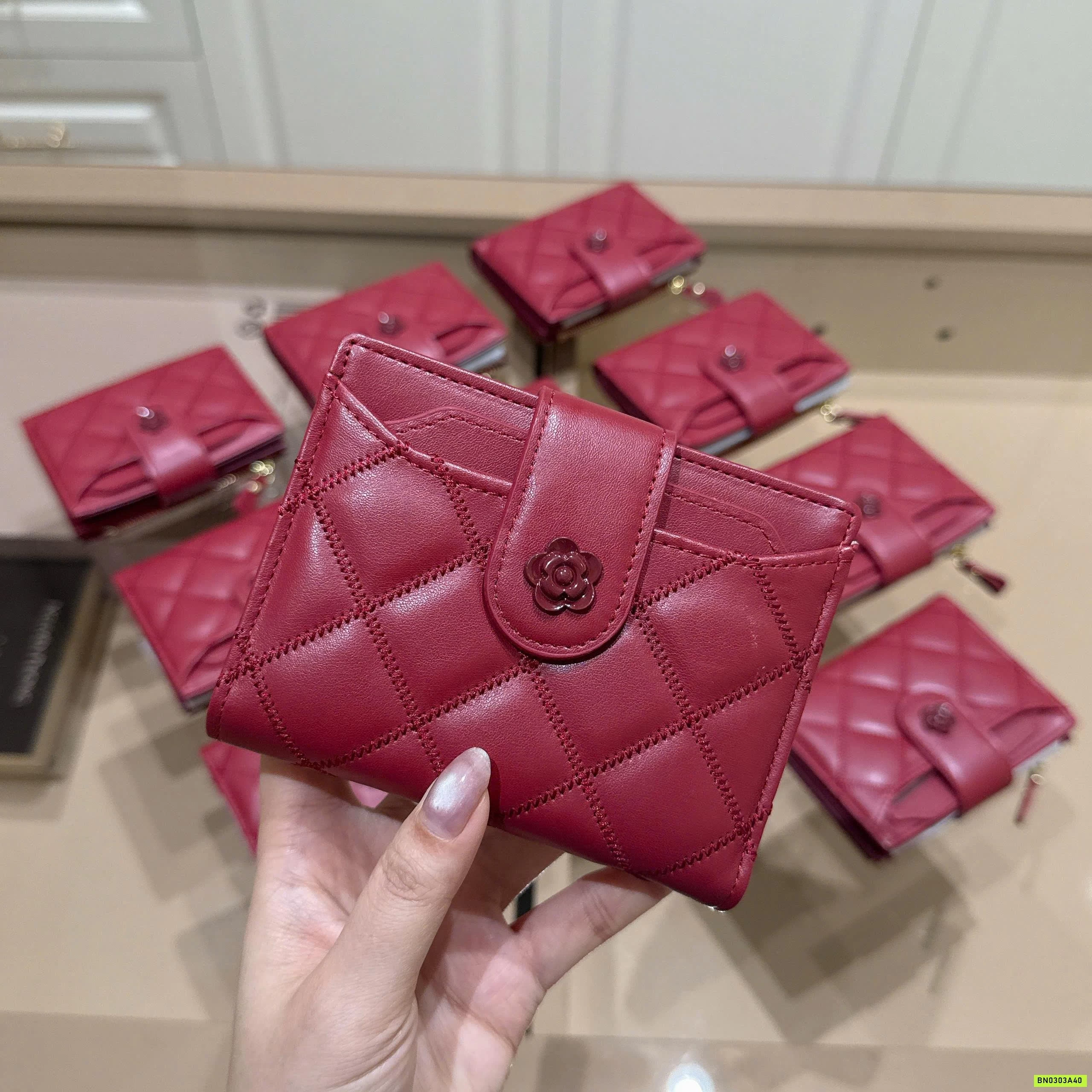 VÍ CẦM TAY HOA TRÀ TRÁM ĐỎ