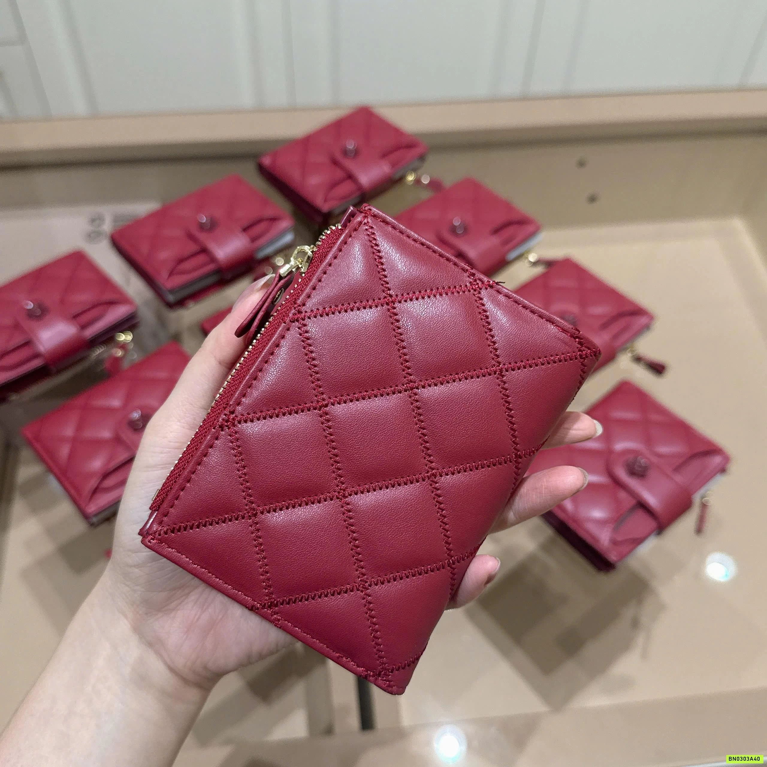 VÍ CẦM TAY HOA TRÀ TRÁM ĐỎ