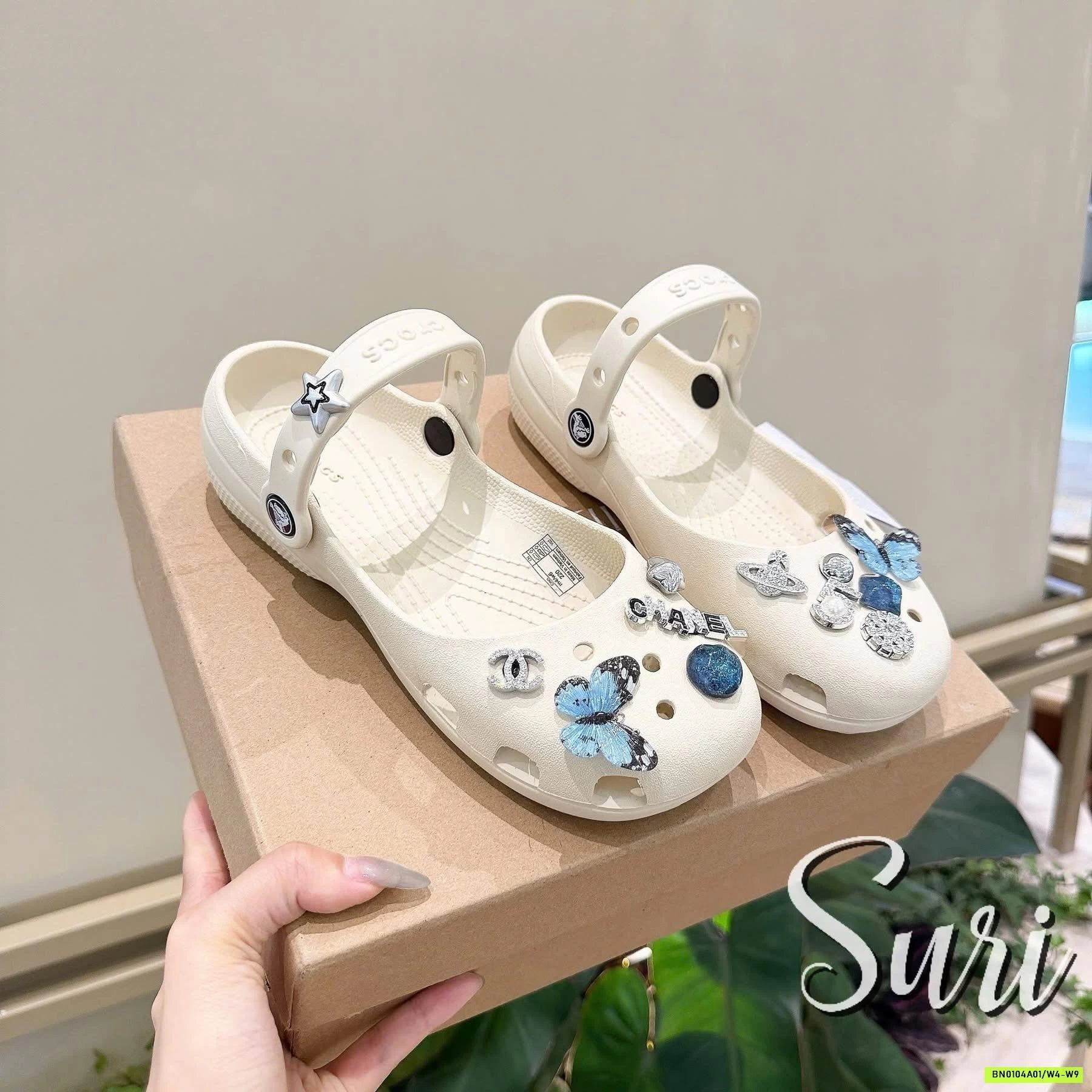 CROCS BỆT GẮN CHARM HOA XANH