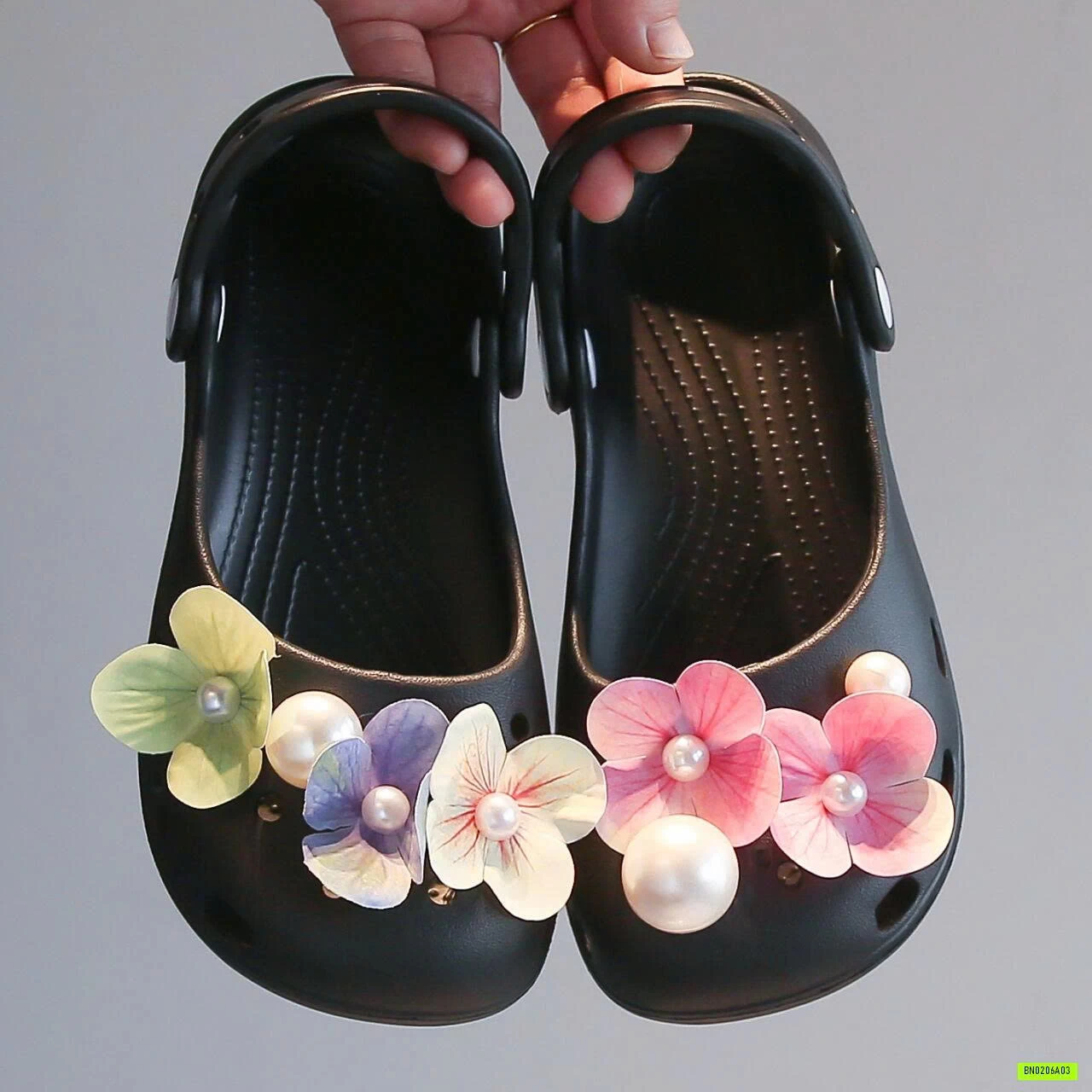 CROCS BỆT CHARM HOA