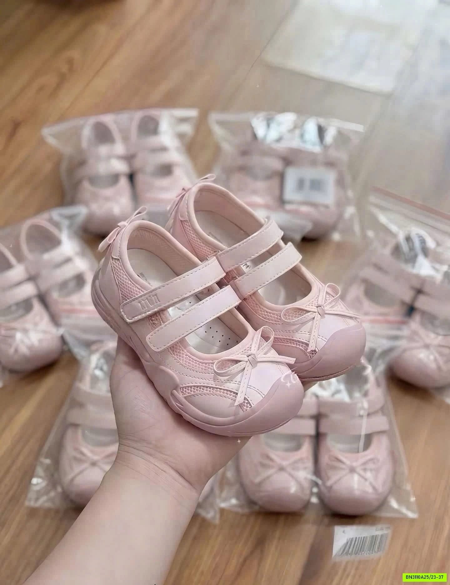 GIÀY MARY JANE DÁNG THỂ THAO GẮN NƠ