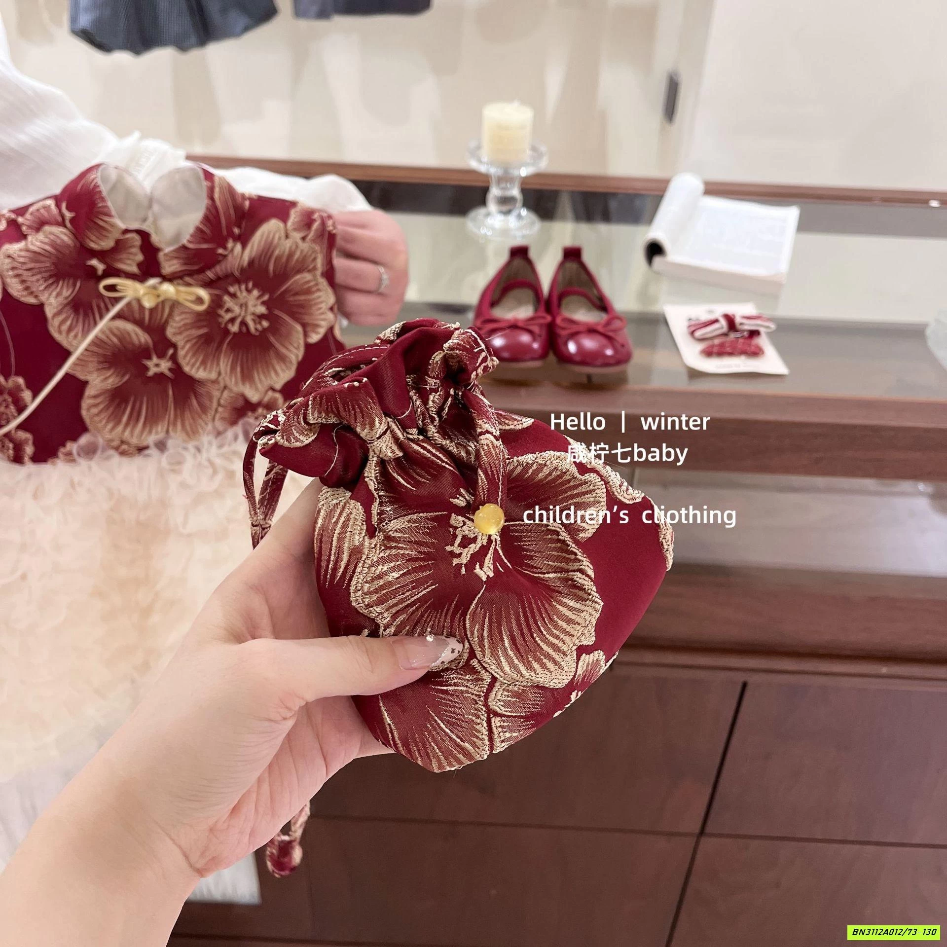 SƯỜN XÁM CHÂN VOAN SÁT NÁCH LÓT NHUNG