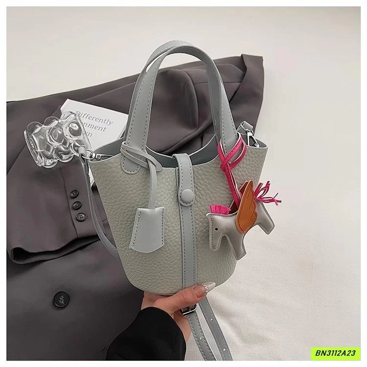 GIỎ XÁCH KÈM MÓC NGỰA CHIO2ND