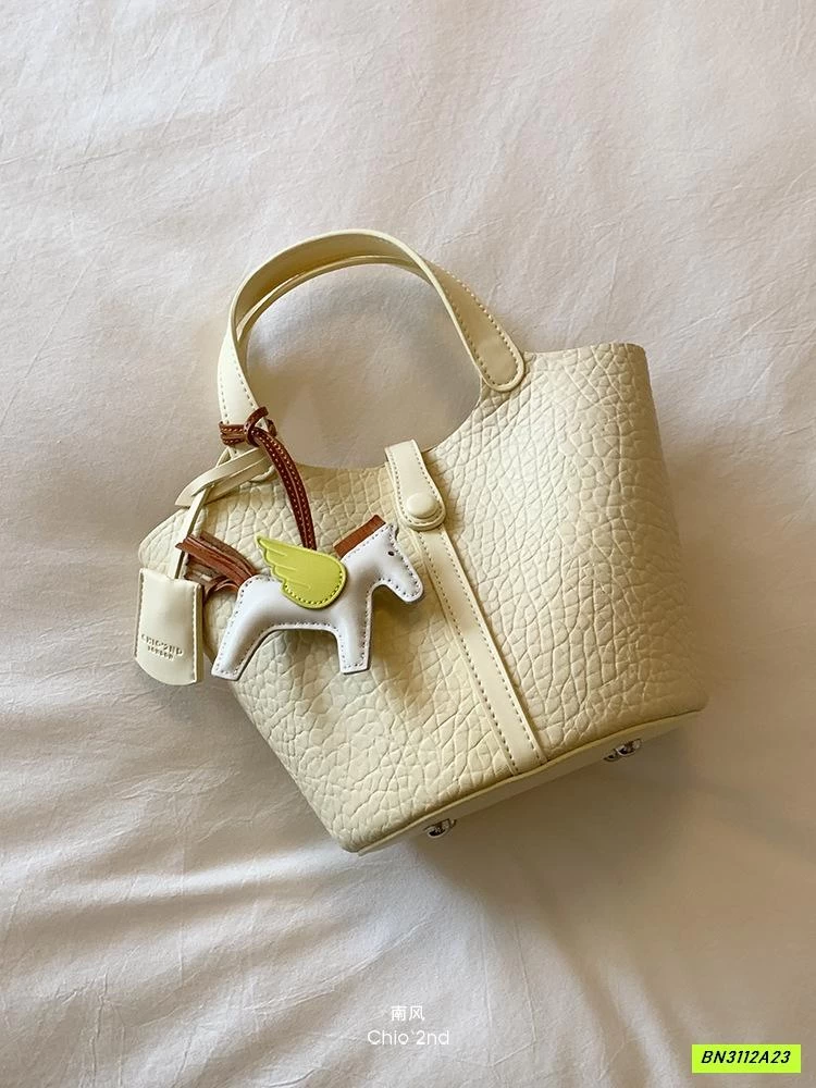 GIỎ XÁCH KÈM MÓC NGỰA CHIO2ND