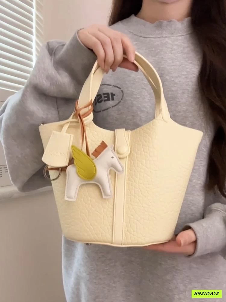 GIỎ XÁCH KÈM MÓC NGỰA CHIO2ND