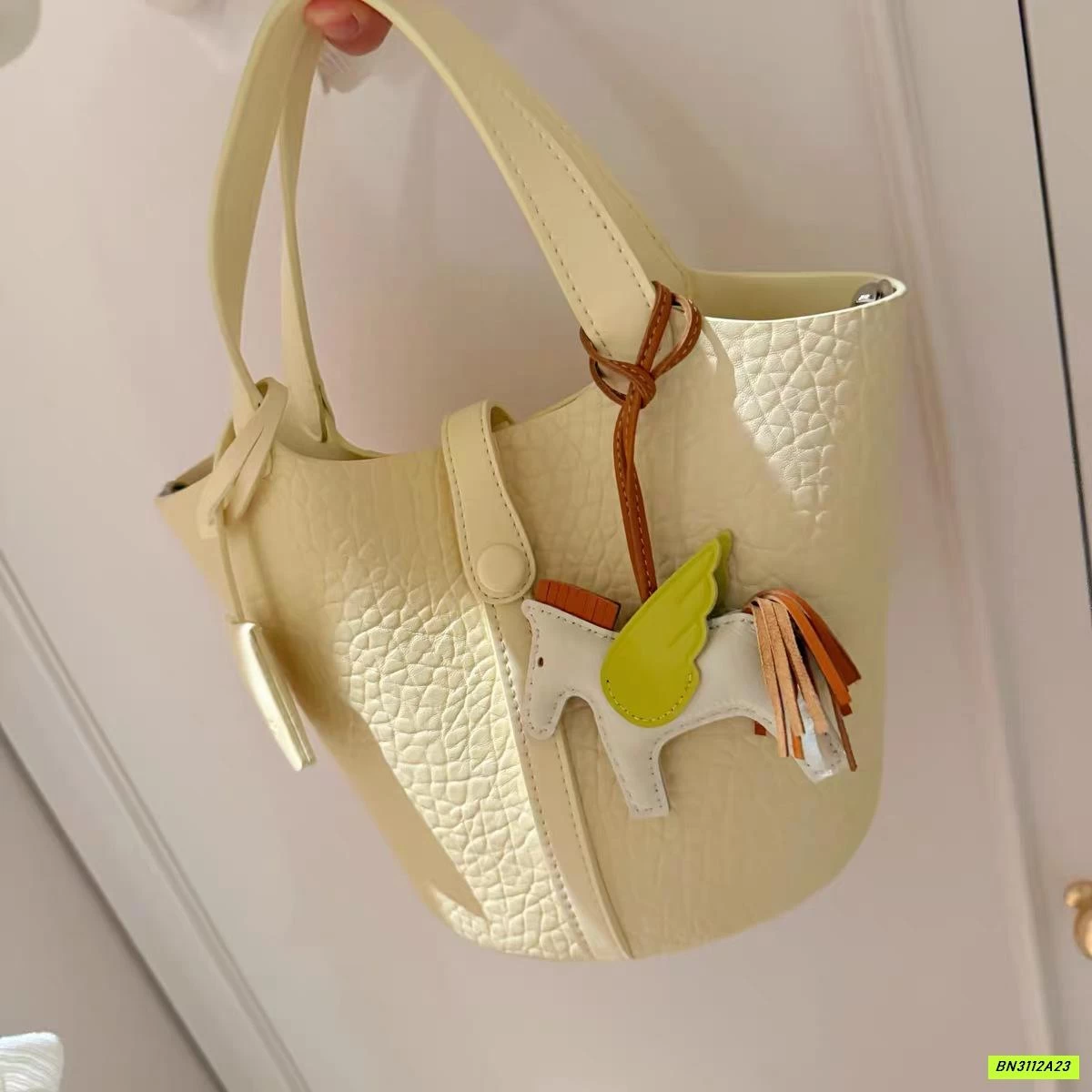 GIỎ XÁCH KÈM MÓC NGỰA CHIO2ND