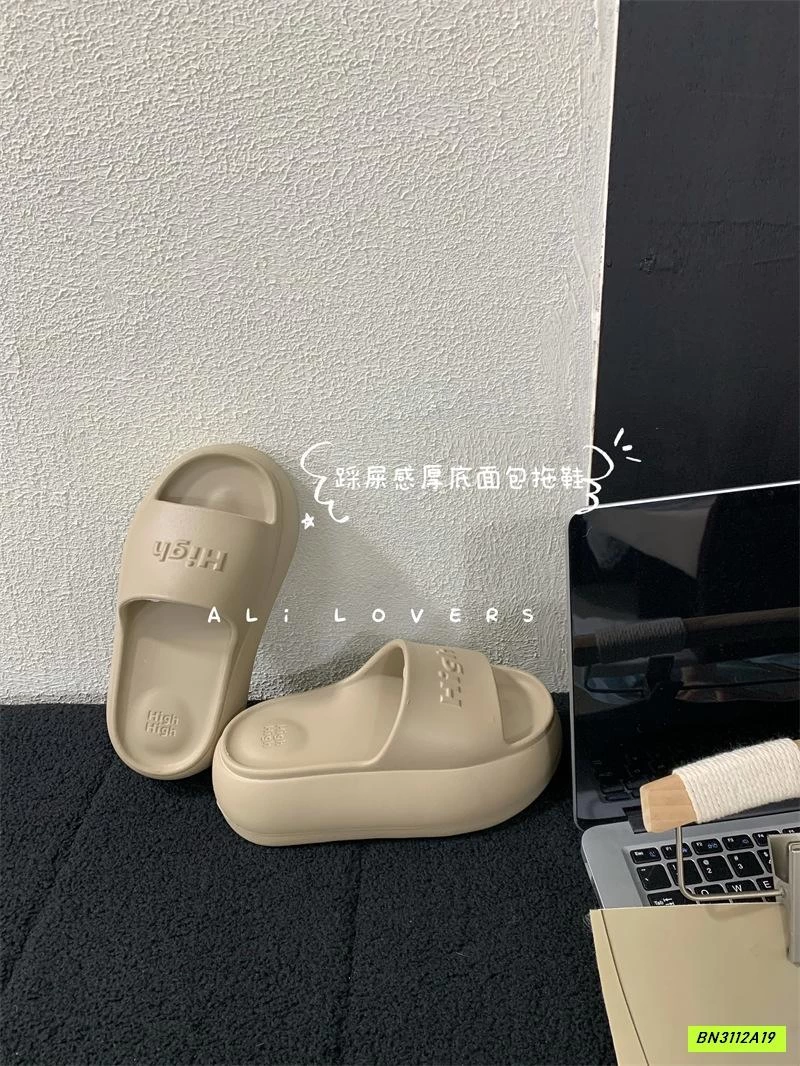 DÉP LÊ ĐẾ BÁNH MỲ