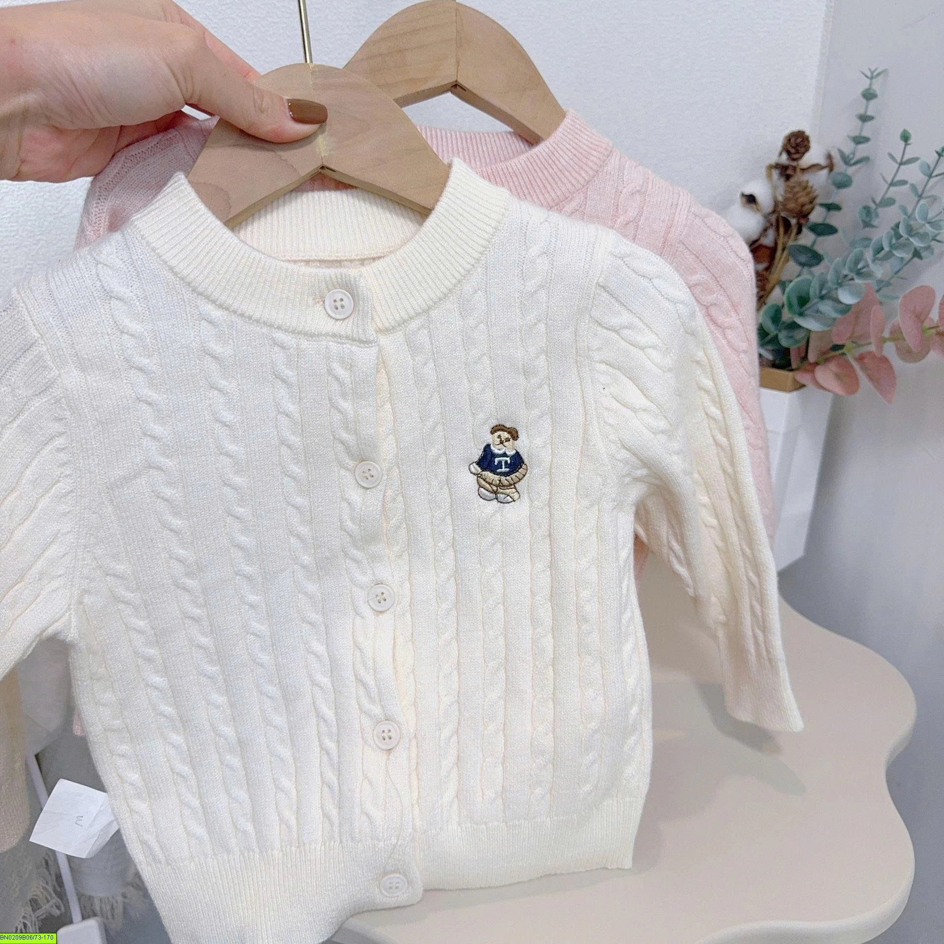 ÁO LEN CARDIGAN THÊU GẤU CHO BÉ