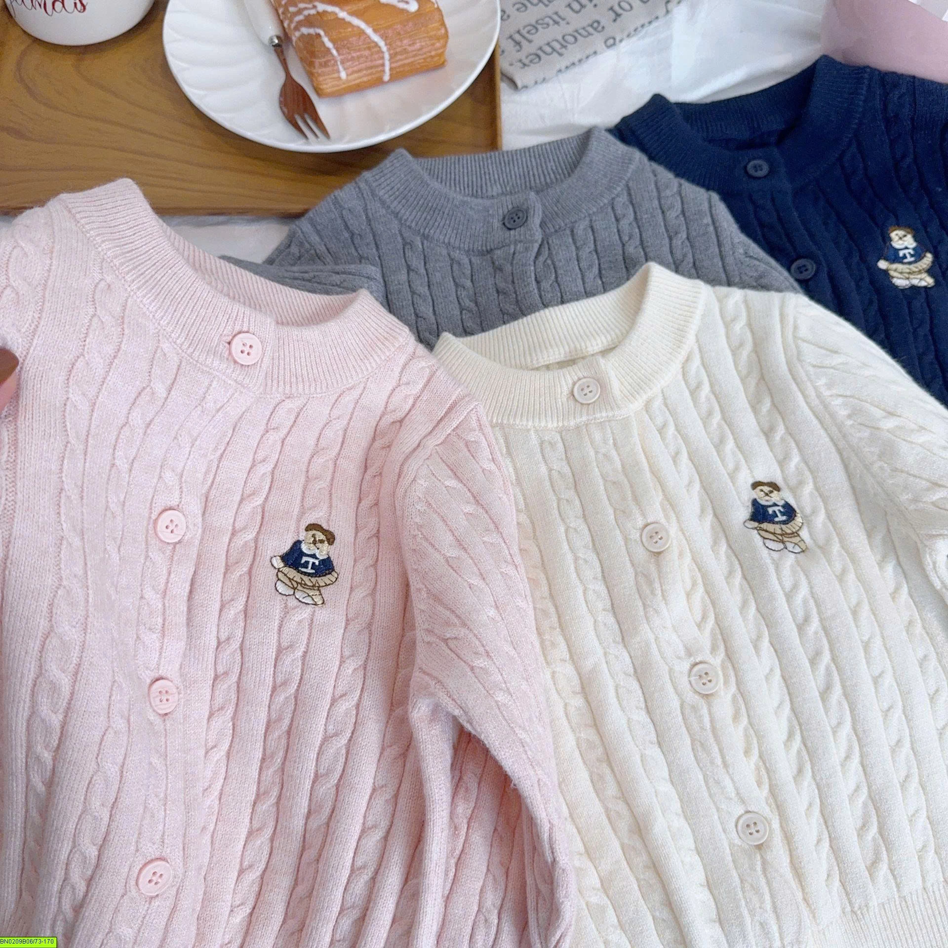 ÁO LEN CARDIGAN THÊU GẤU CHO BÉ