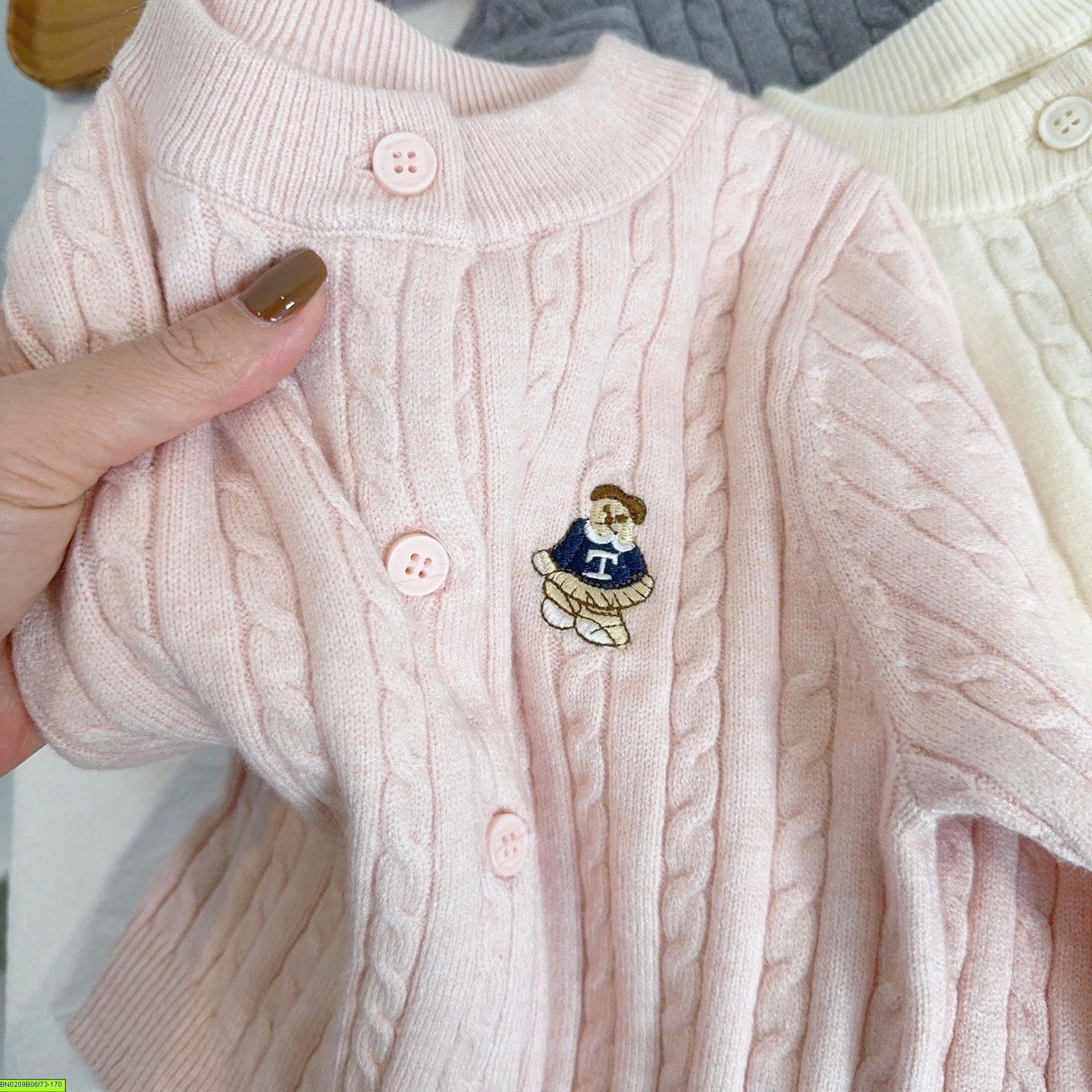 ÁO LEN CARDIGAN THÊU GẤU CHO BÉ