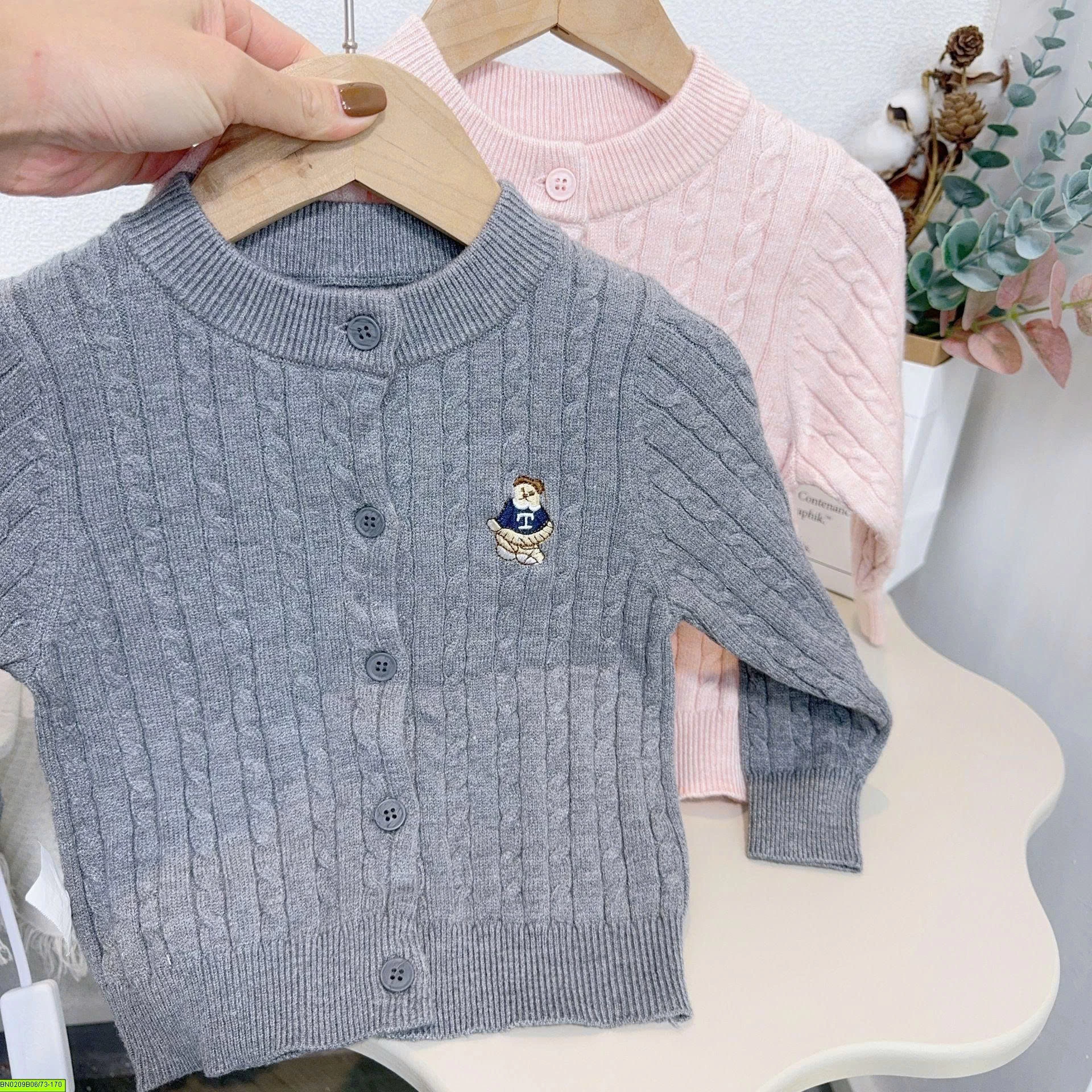 ÁO LEN CARDIGAN THÊU GẤU CHO BÉ