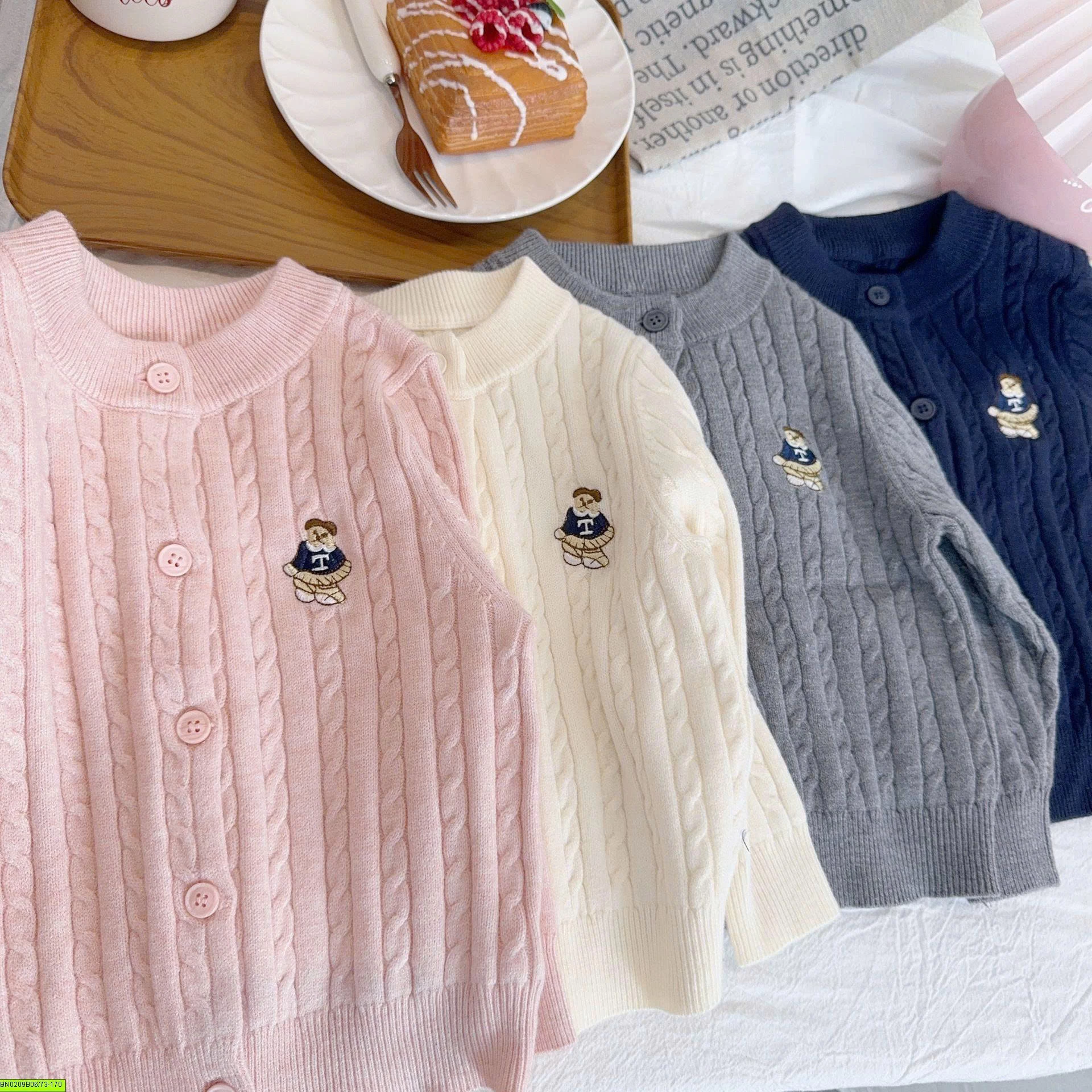 ÁO LEN CARDIGAN THÊU GẤU CHO BÉ