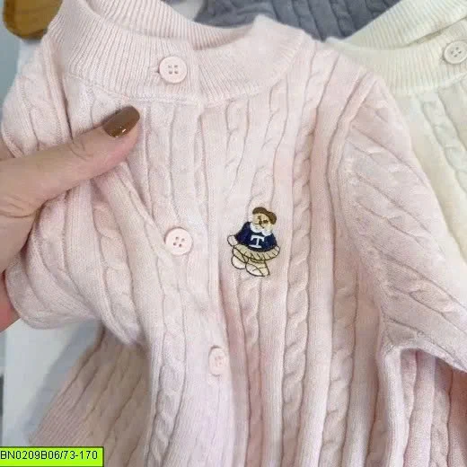 ÁO LEN CARDIGAN THÊU GẤU CHO BÉ