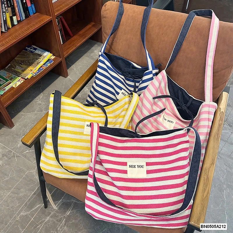 TÚI ĐEO CHÉO DENIM THÊU CHỮ