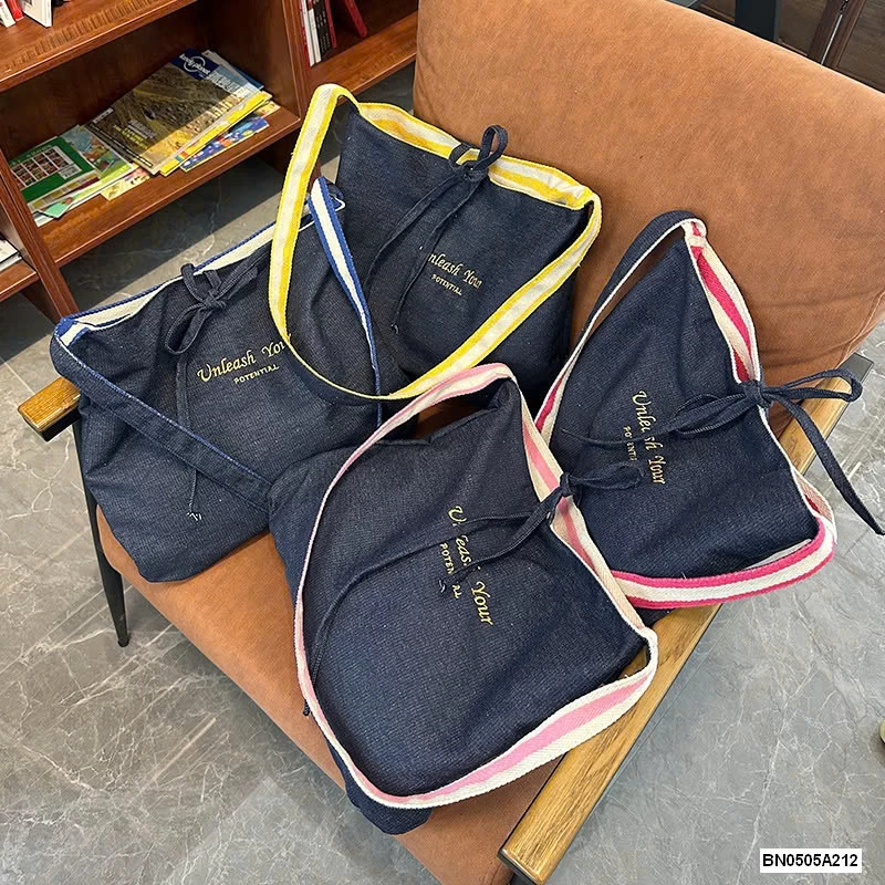 TÚI ĐEO CHÉO DENIM THÊU CHỮ