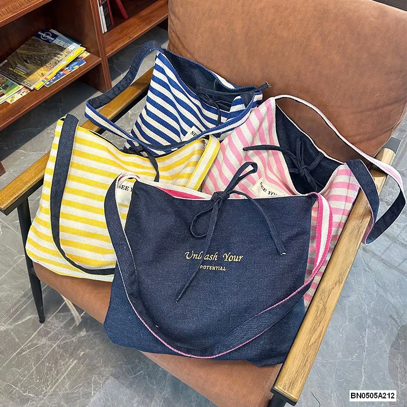 TÚI ĐEO CHÉO DENIM THÊU CHỮ