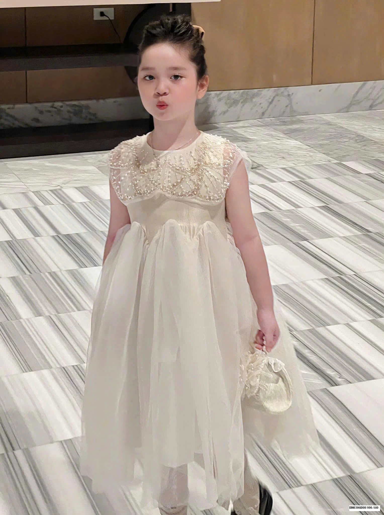 ĐẦM VOAN TIỂU THƯ CỔ VUÔNG