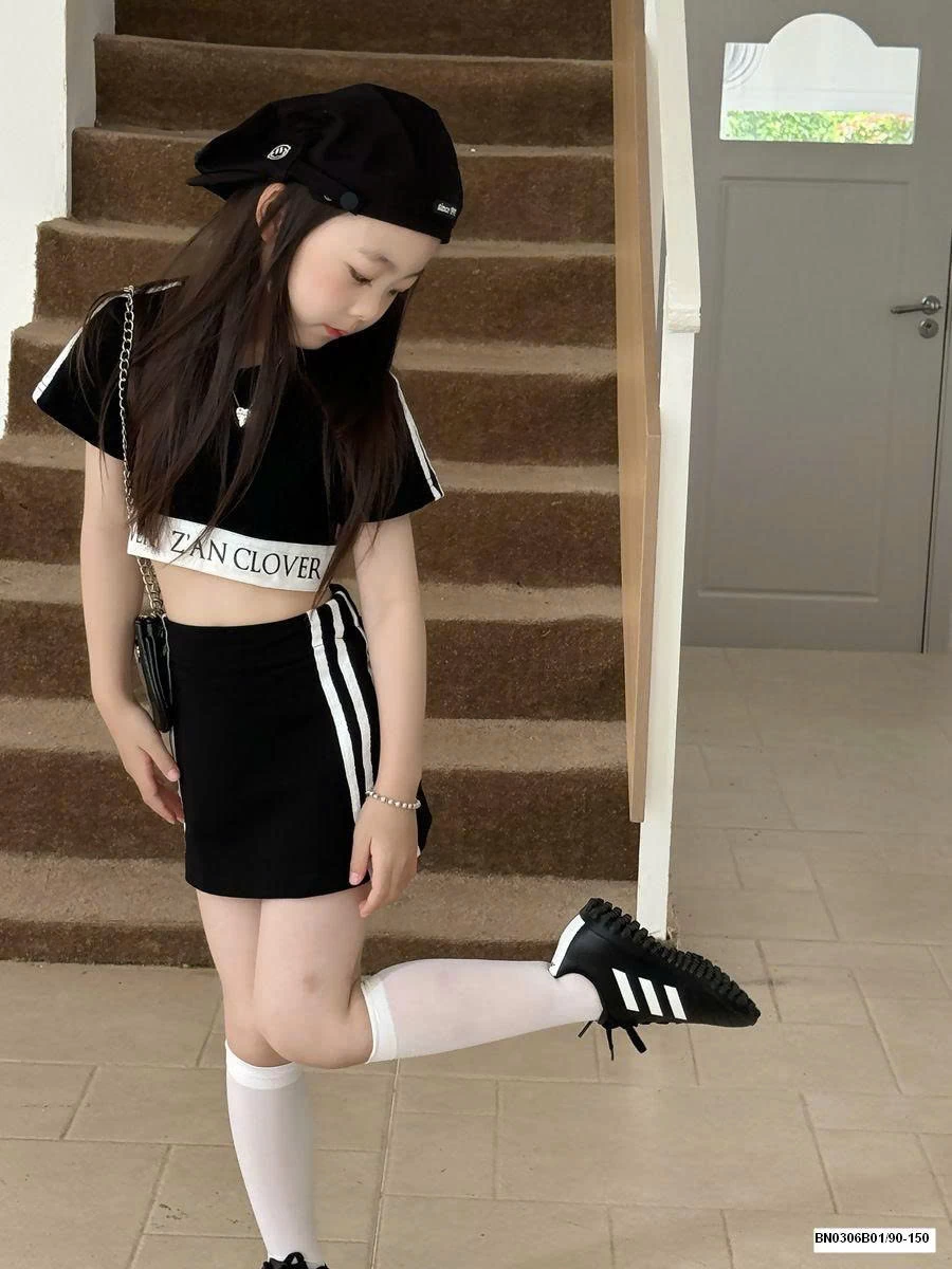 SÉT CROPTOP ĐEN SỌC TRẮNG CÁ TÍNH