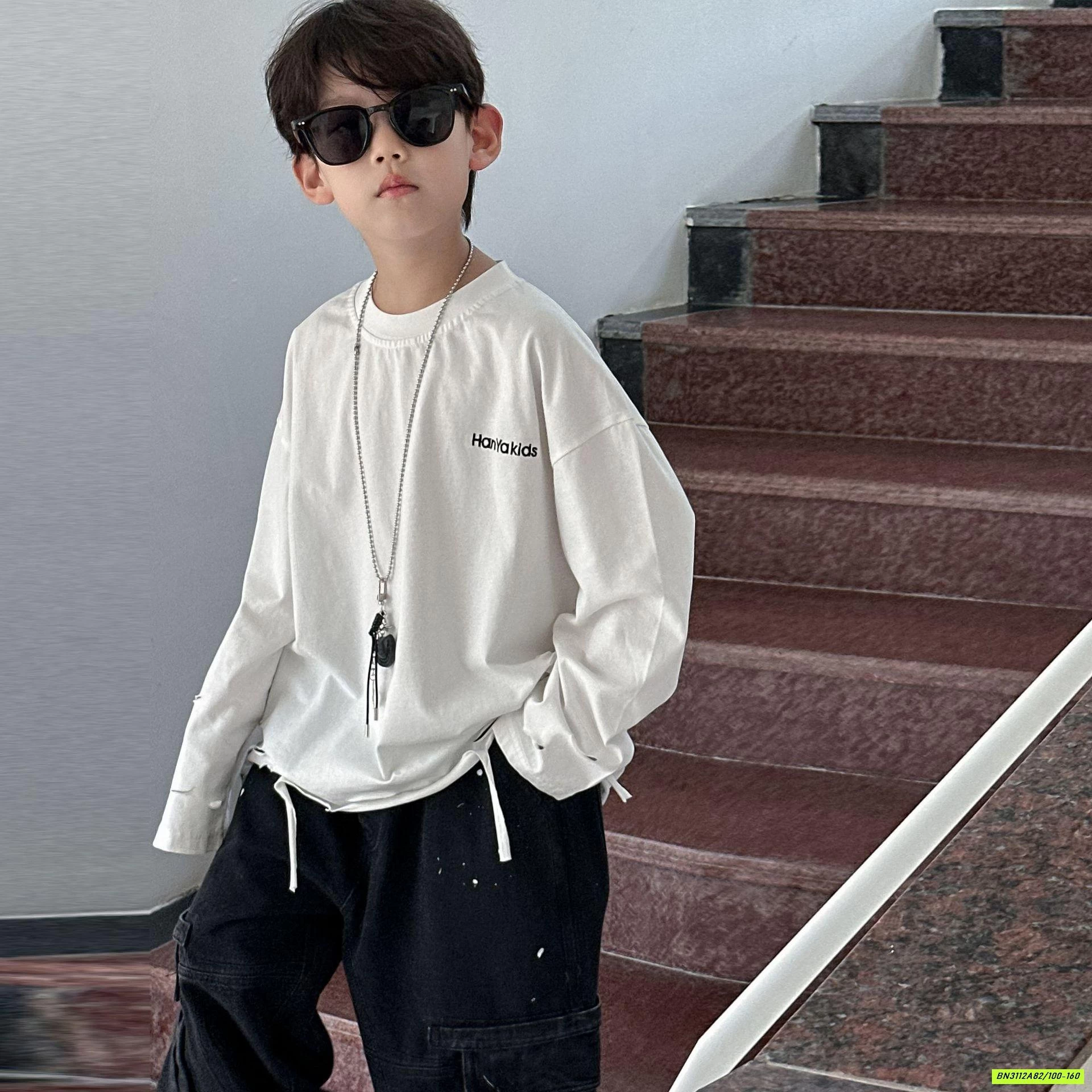 ÁO THUN RÁCH THÊU CHỮ HY25350