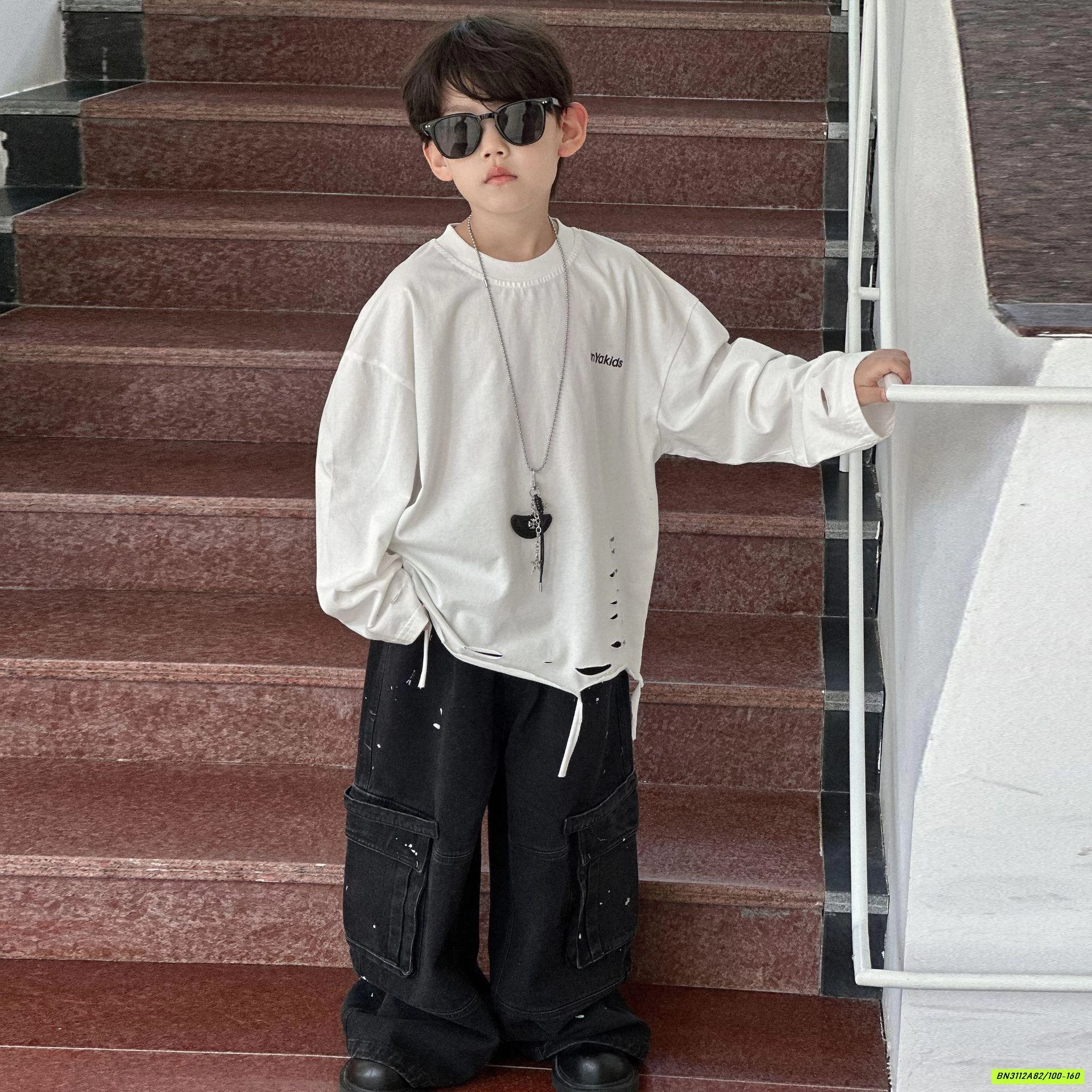 ÁO THUN RÁCH THÊU CHỮ HY25350