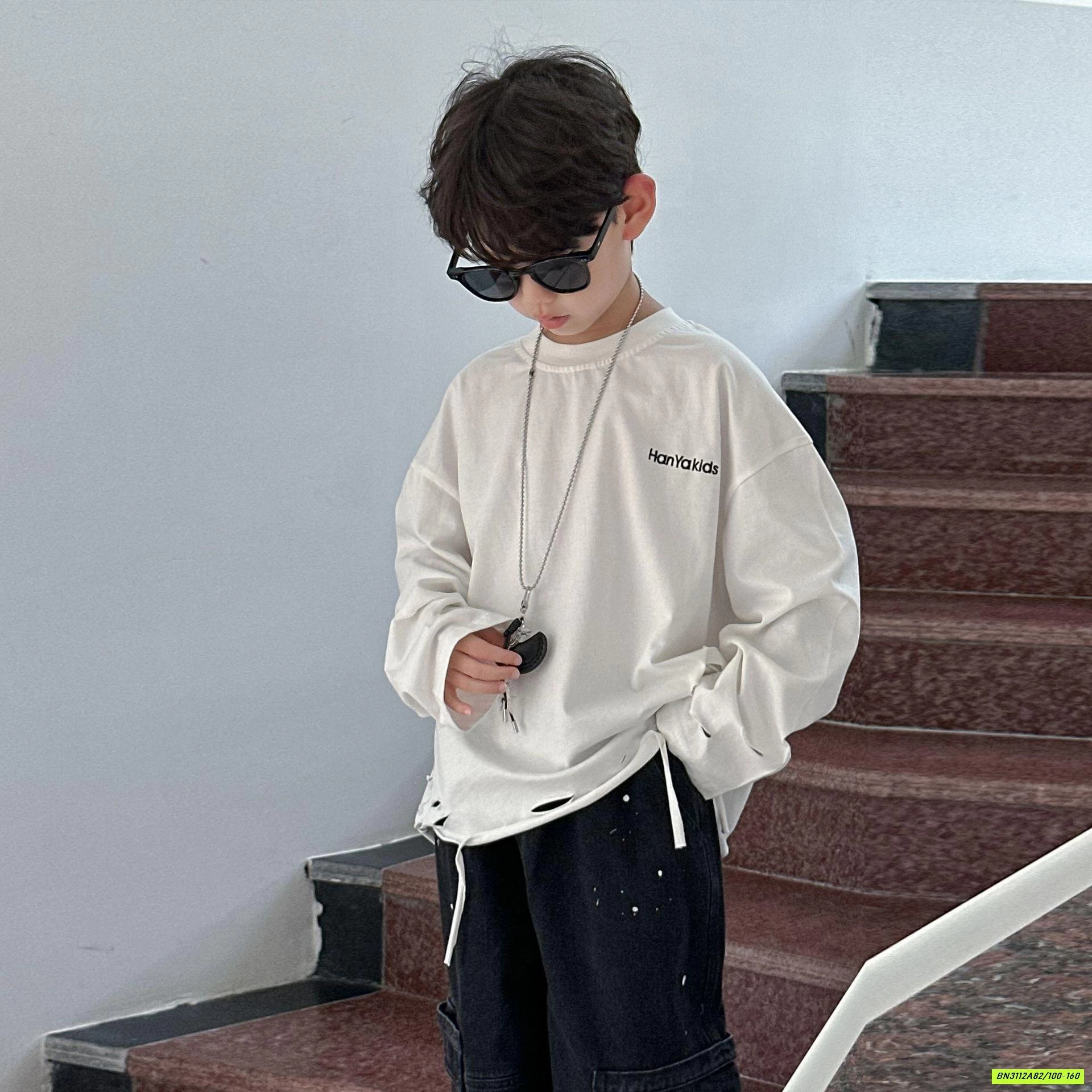 ÁO THUN RÁCH THÊU CHỮ HY25350