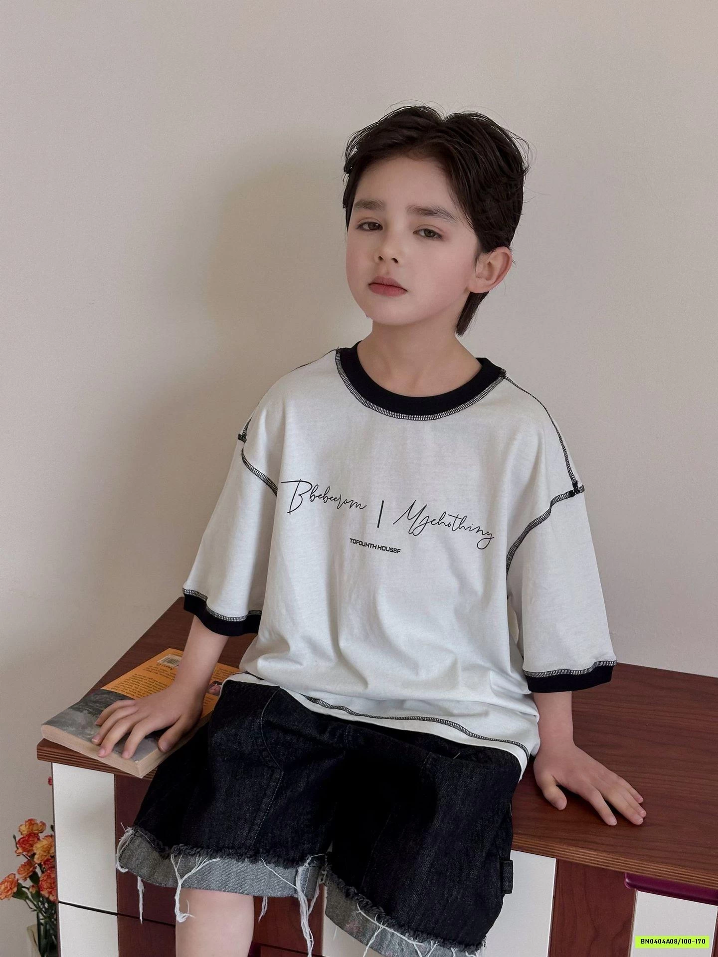 ÁO THUN TRẮNG VIỀN CHỈ NỔI ĐEN HANYA