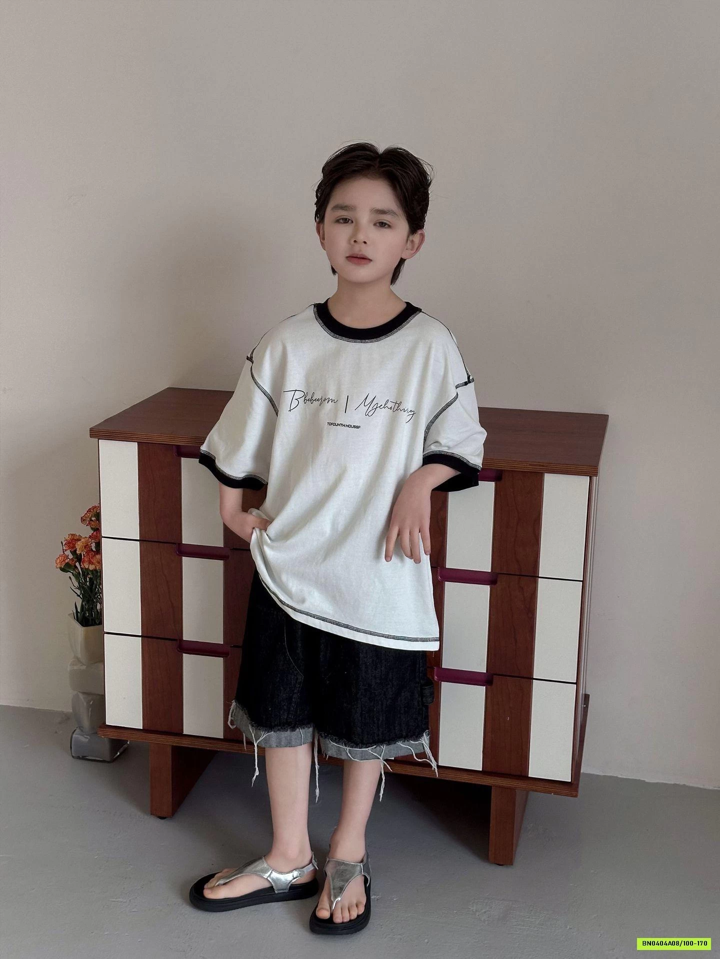 ÁO THUN TRẮNG VIỀN CHỈ NỔI ĐEN HANYA