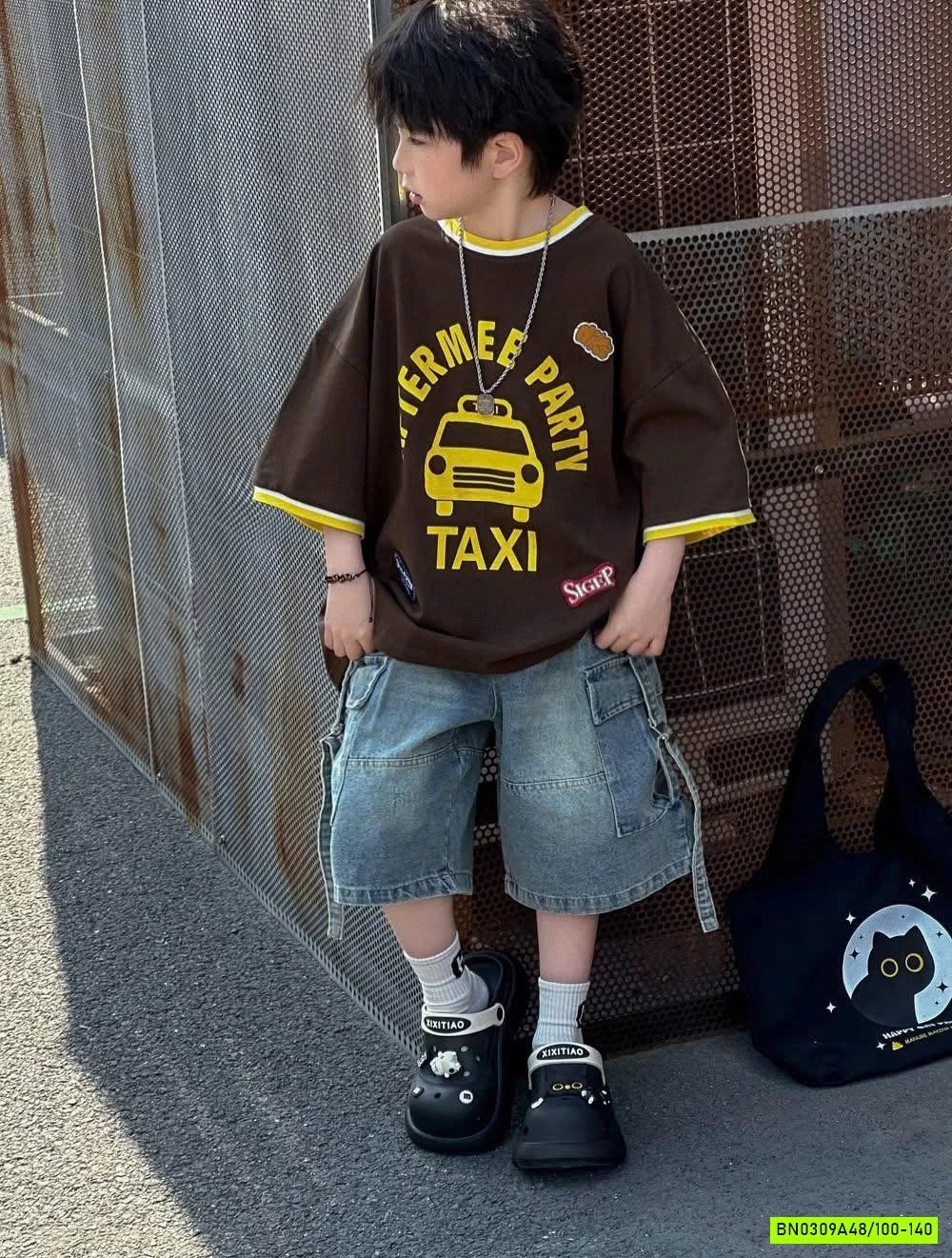 ÁO THUN NÂU IN CHỮ VÀNG