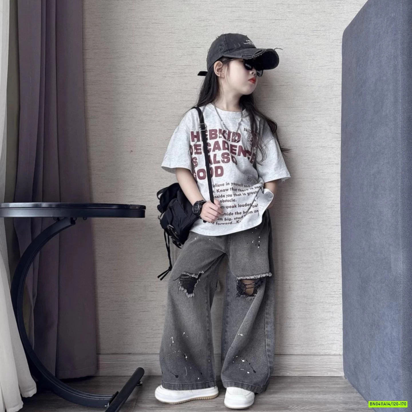 ÁO XÁM IN CHỮ MIX JEANS RÁCH GỐI