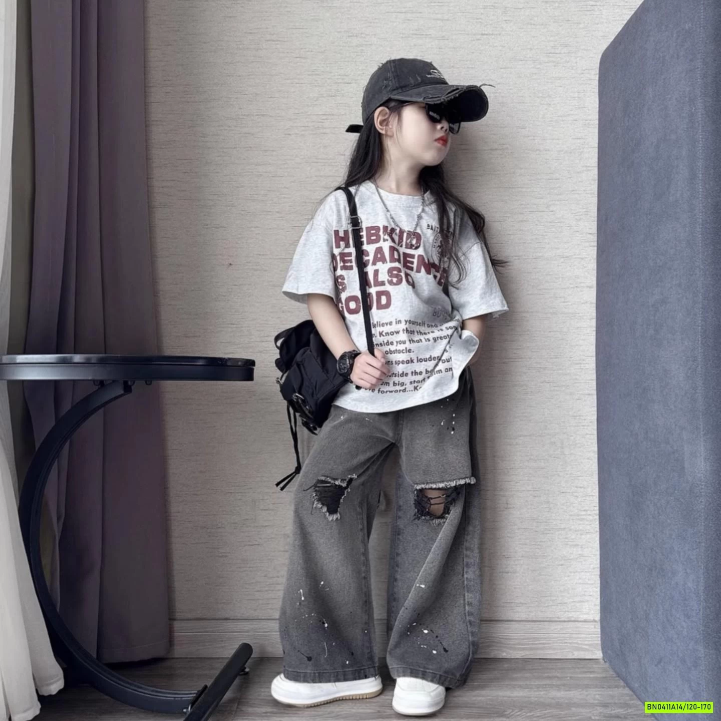 ÁO XÁM IN CHỮ MIX JEANS RÁCH GỐI