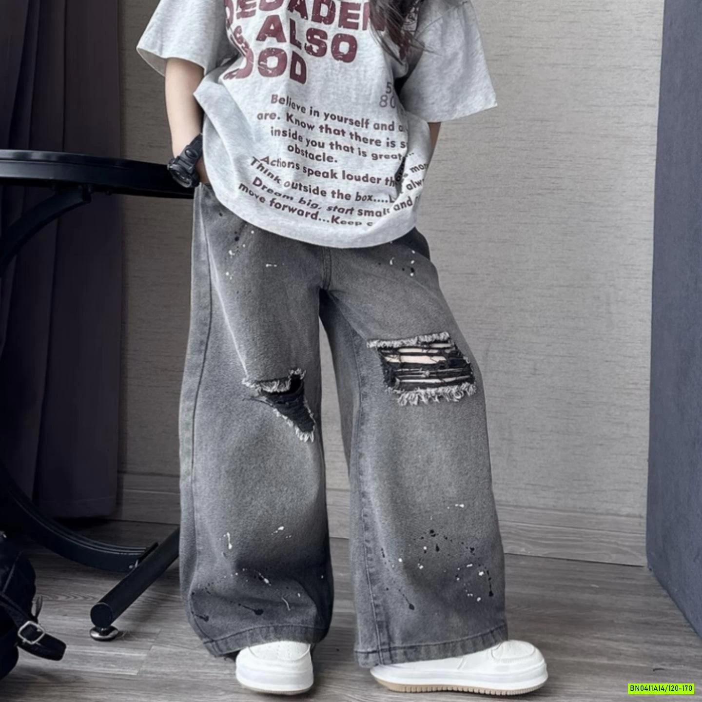 ÁO XÁM IN CHỮ MIX JEANS RÁCH GỐI