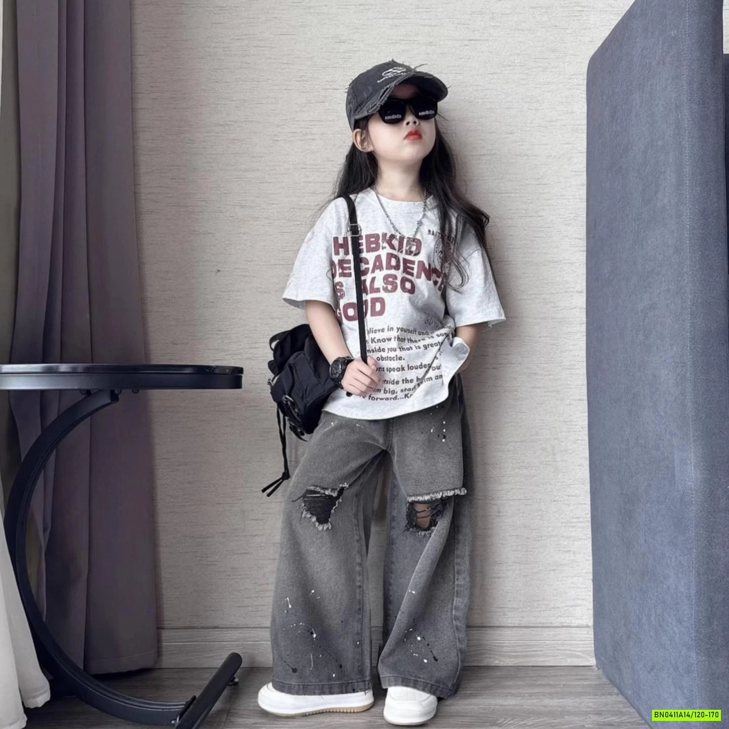 ÁO XÁM IN CHỮ MIX JEANS RÁCH GỐI