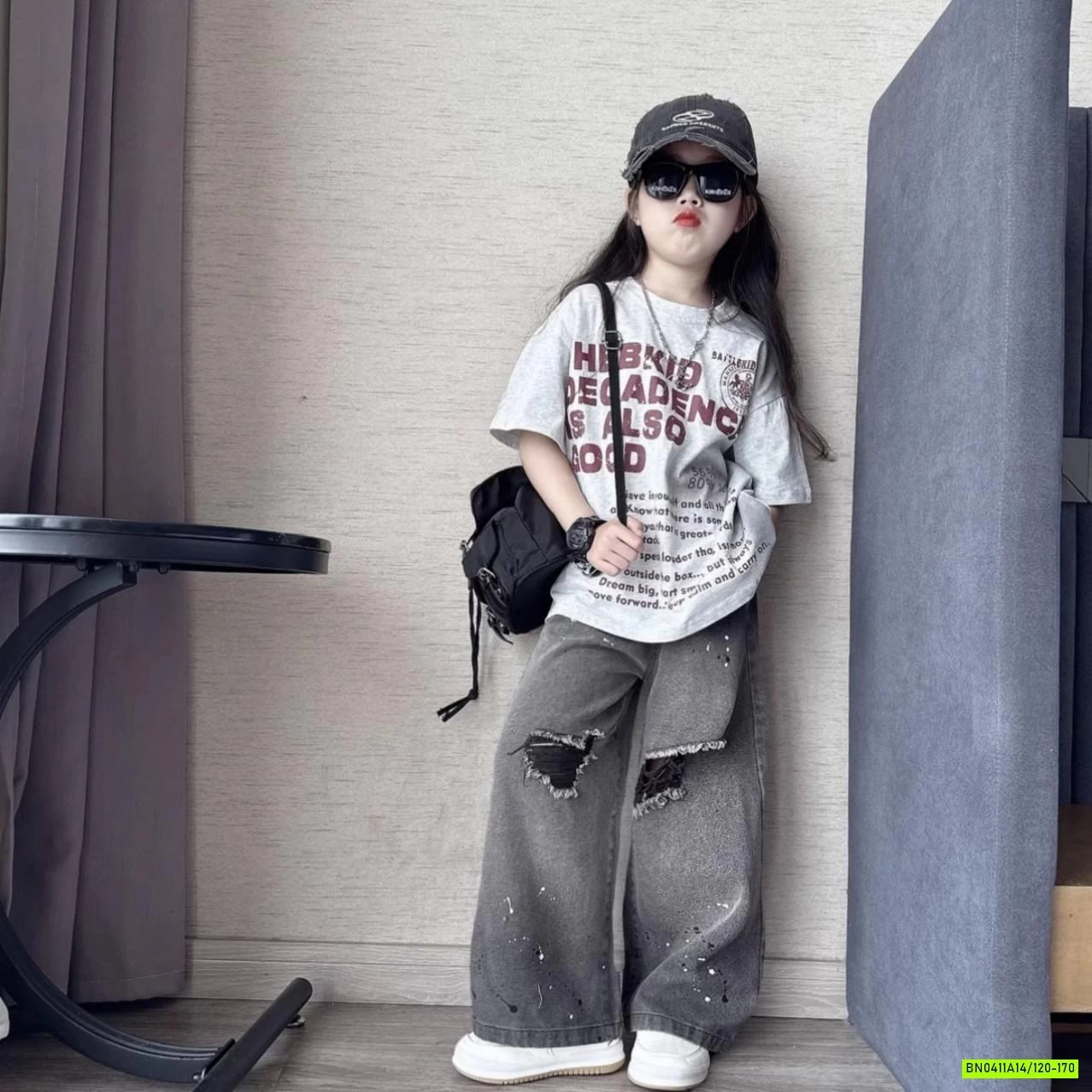 ÁO XÁM IN CHỮ MIX JEANS RÁCH GỐI