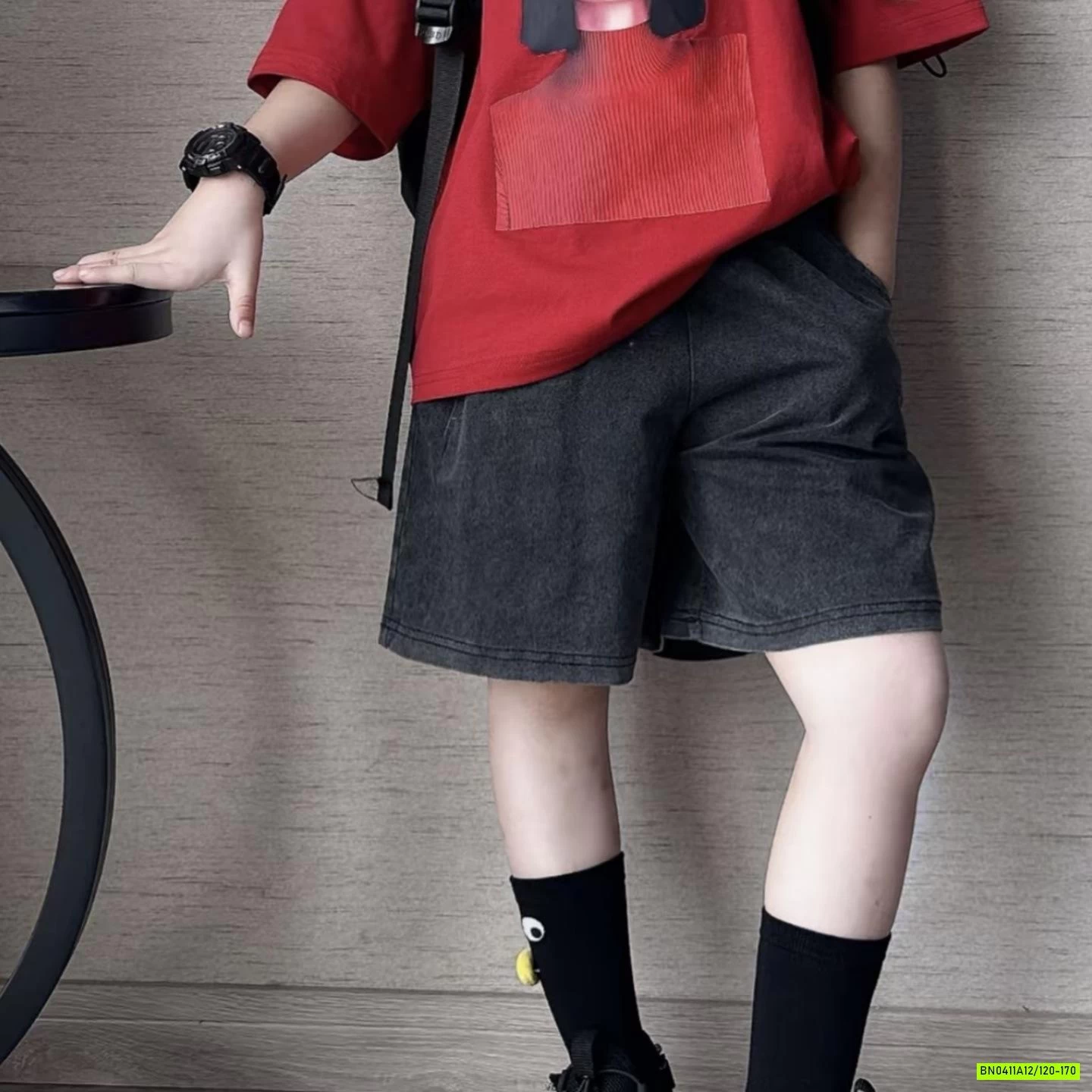 ÁO THUN ĐỎ CÔ GÁI MIX SHORT JEANS ĐEN