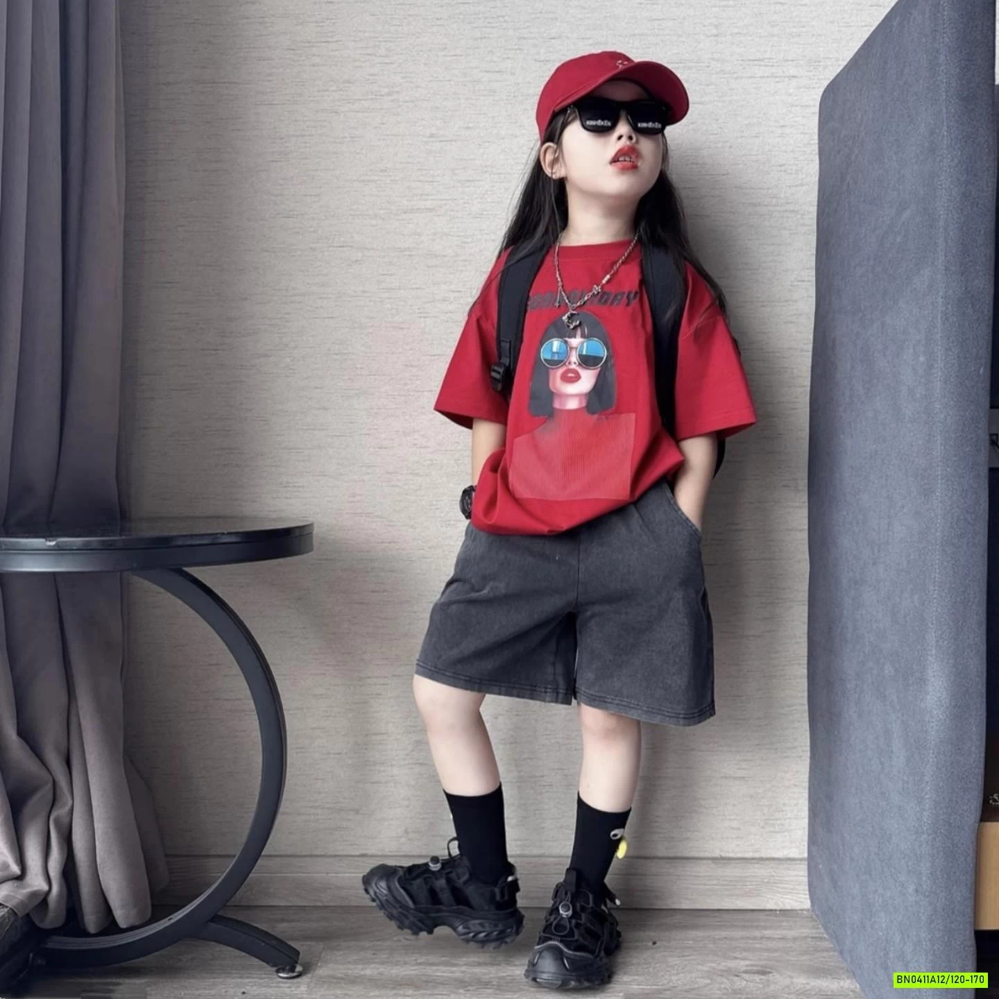 ÁO THUN ĐỎ CÔ GÁI MIX SHORT JEANS ĐEN