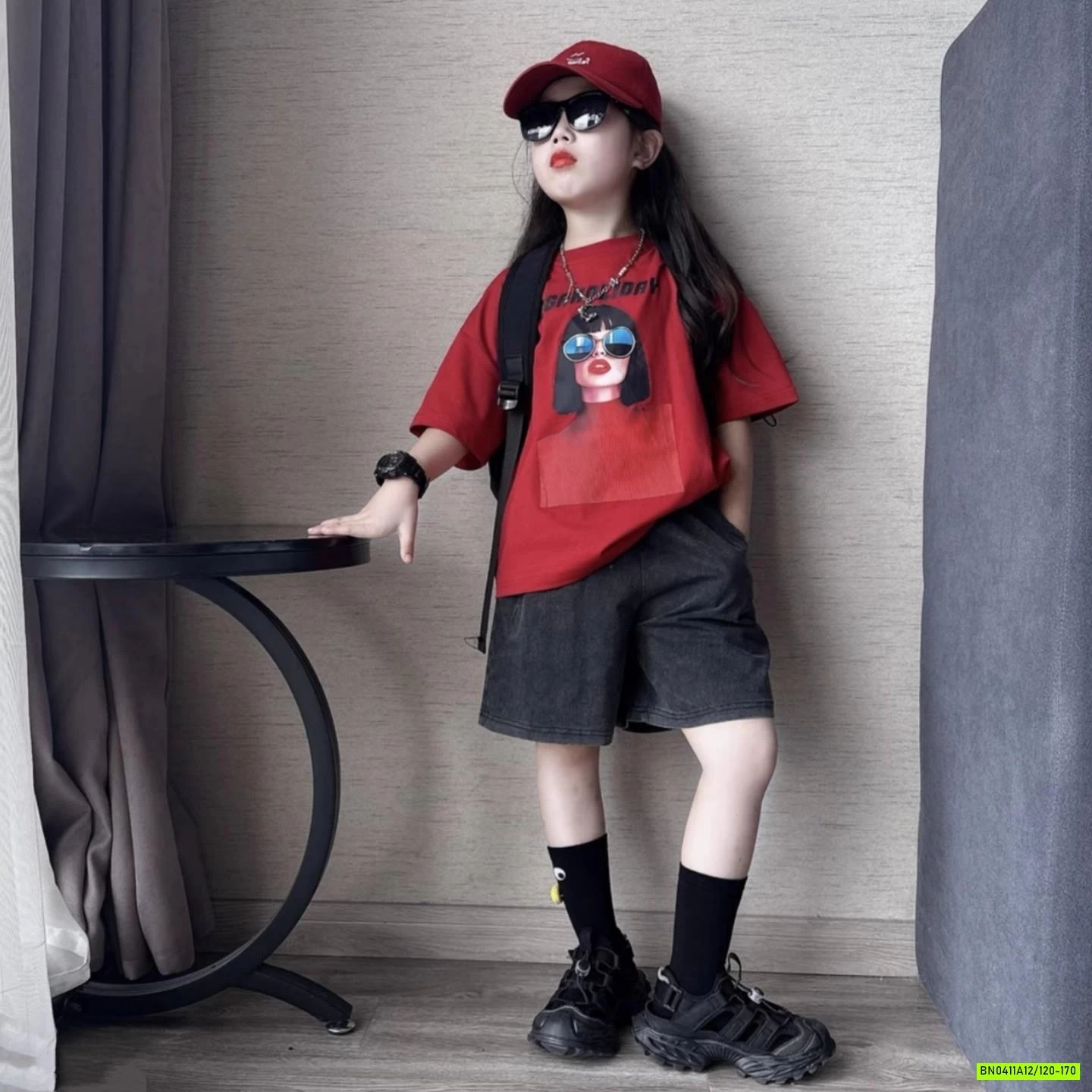 ÁO THUN ĐỎ CÔ GÁI MIX SHORT JEANS ĐEN