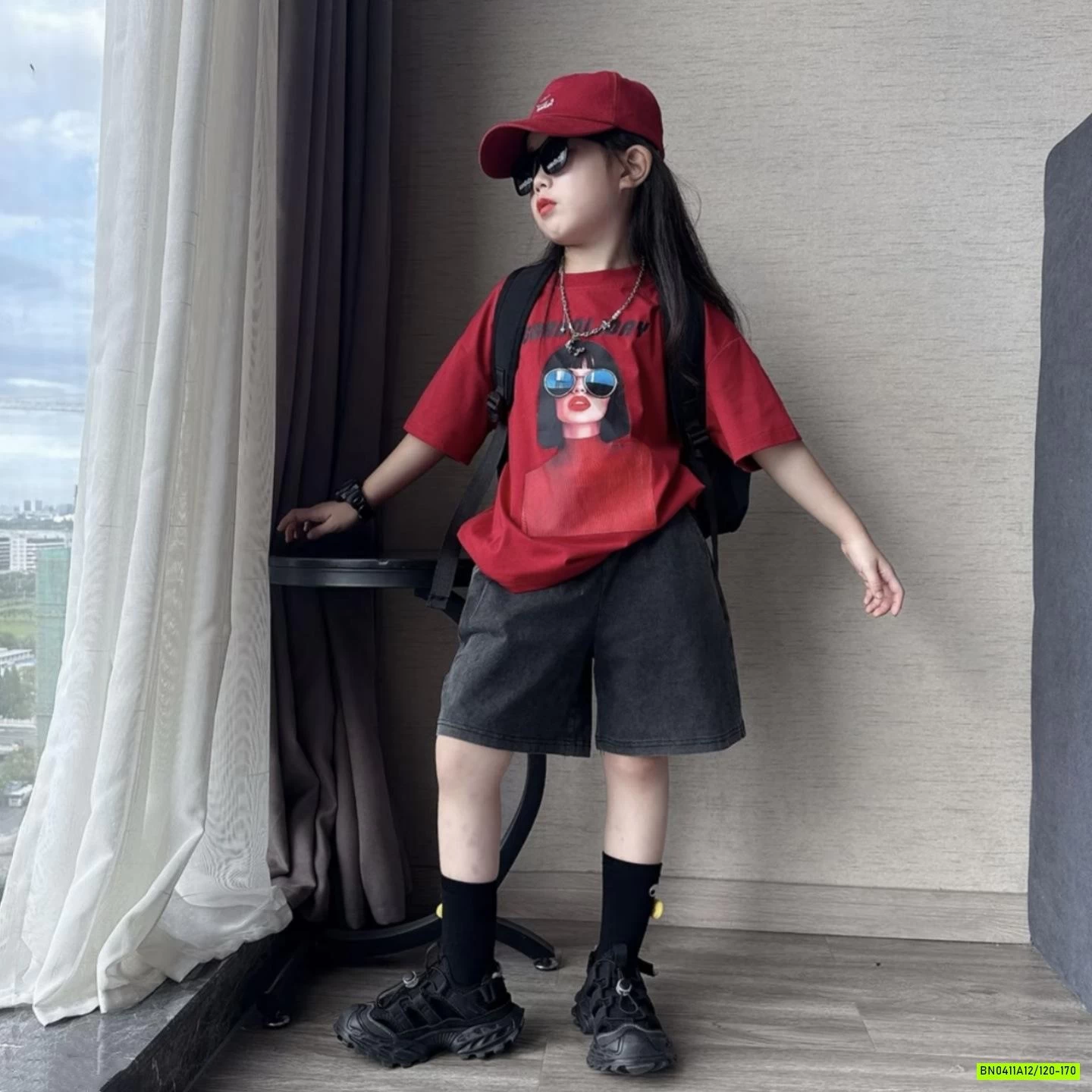 ÁO THUN ĐỎ CÔ GÁI MIX SHORT JEANS ĐEN